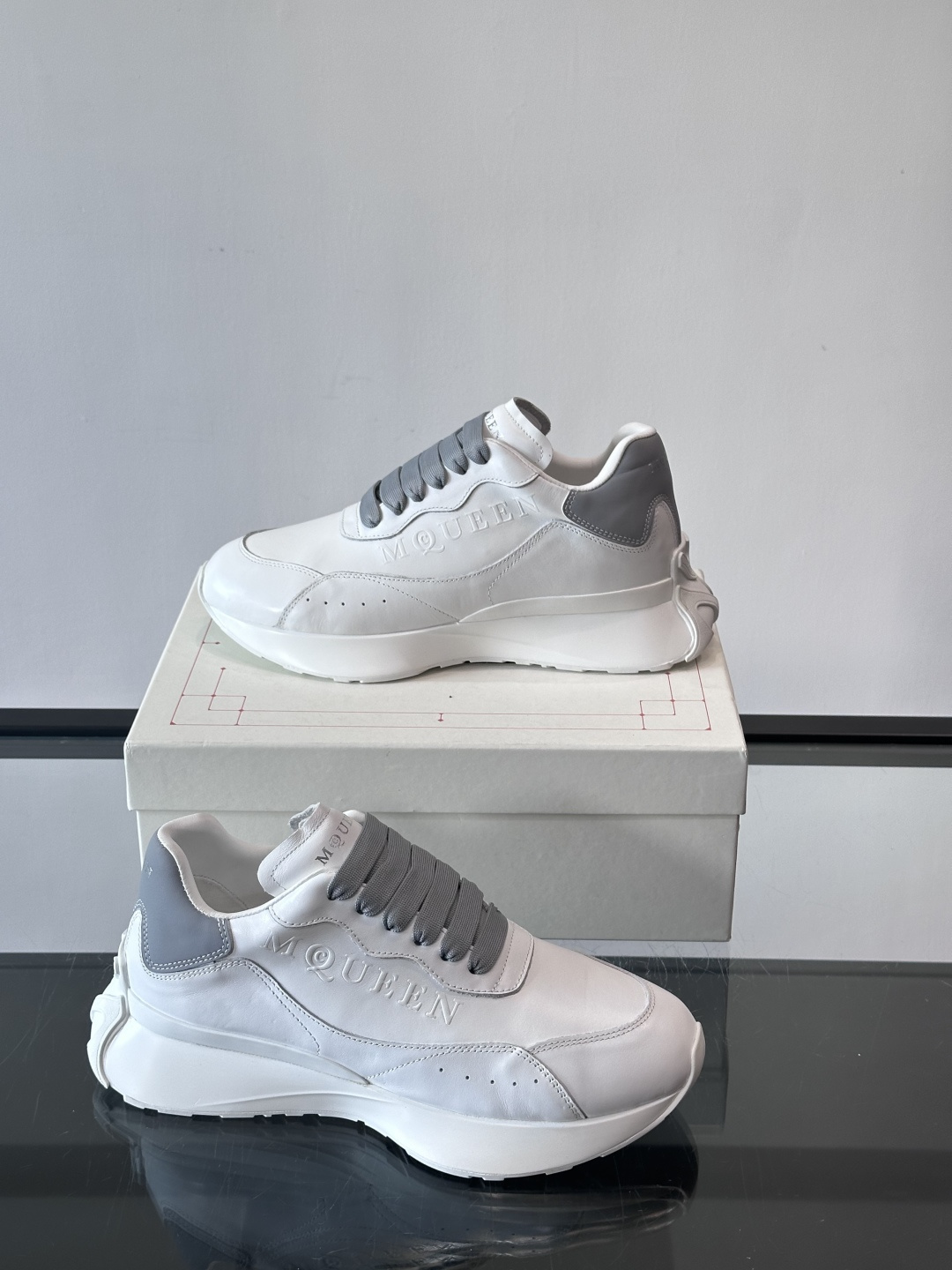 𝐀𝐥𝐞𝐱𝐚𝐧𝐝𝐞𝐫 𝐌𝐜𝐐𝐔𝐄𝐄𝐍亚历山麦昆情侣款‼️ 休闲鞋👟。终极版本 随意PK柜货 麦昆这鞋款一出