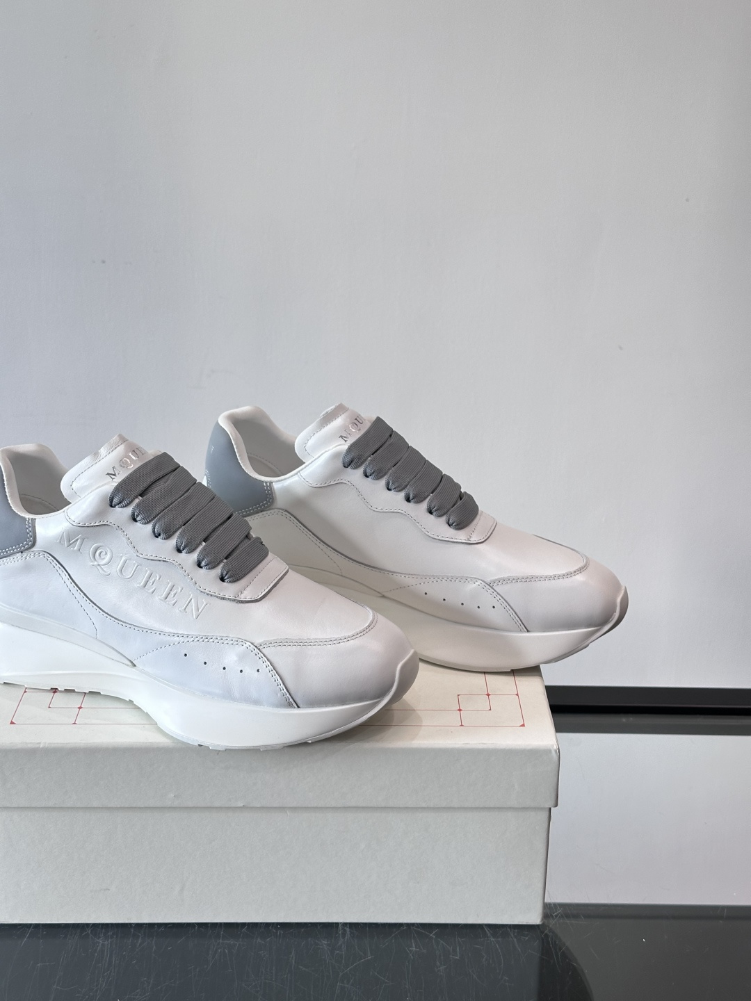 𝐀𝐥𝐞𝐱𝐚𝐧𝐝𝐞𝐫 𝐌𝐜𝐐𝐔𝐄𝐄𝐍亚历山麦昆情侣款‼️ 休闲鞋👟。终极版本 随意PK柜货 麦昆这鞋款一出