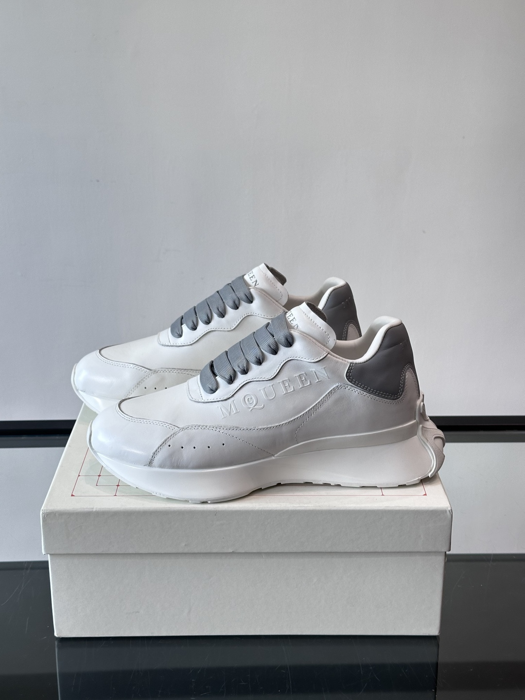 𝐀𝐥𝐞𝐱𝐚𝐧𝐝𝐞𝐫 𝐌𝐜𝐐𝐔𝐄𝐄𝐍亚历山麦昆情侣款‼️ 休闲鞋👟。终极版本 随意PK柜货 麦昆这鞋款一出