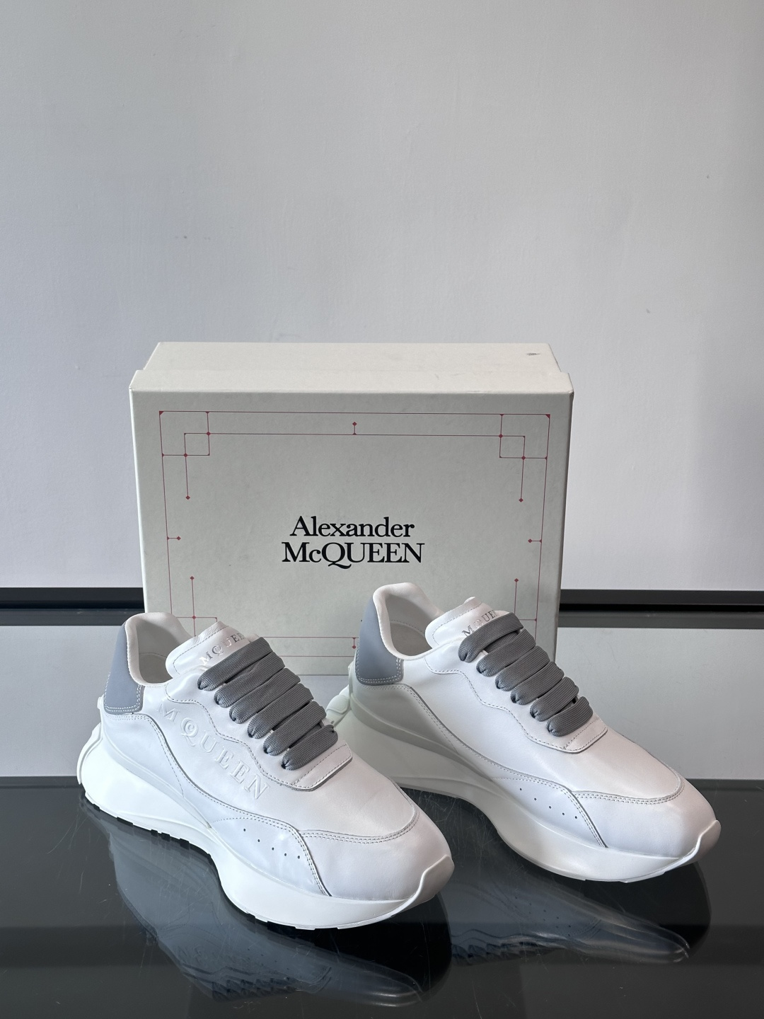 𝐀𝐥𝐞𝐱𝐚𝐧𝐝𝐞𝐫 𝐌𝐜𝐐𝐔𝐄𝐄𝐍亚历山麦昆情侣款‼️ 休闲鞋👟。终极版本 随意PK柜货 麦昆这鞋款一出