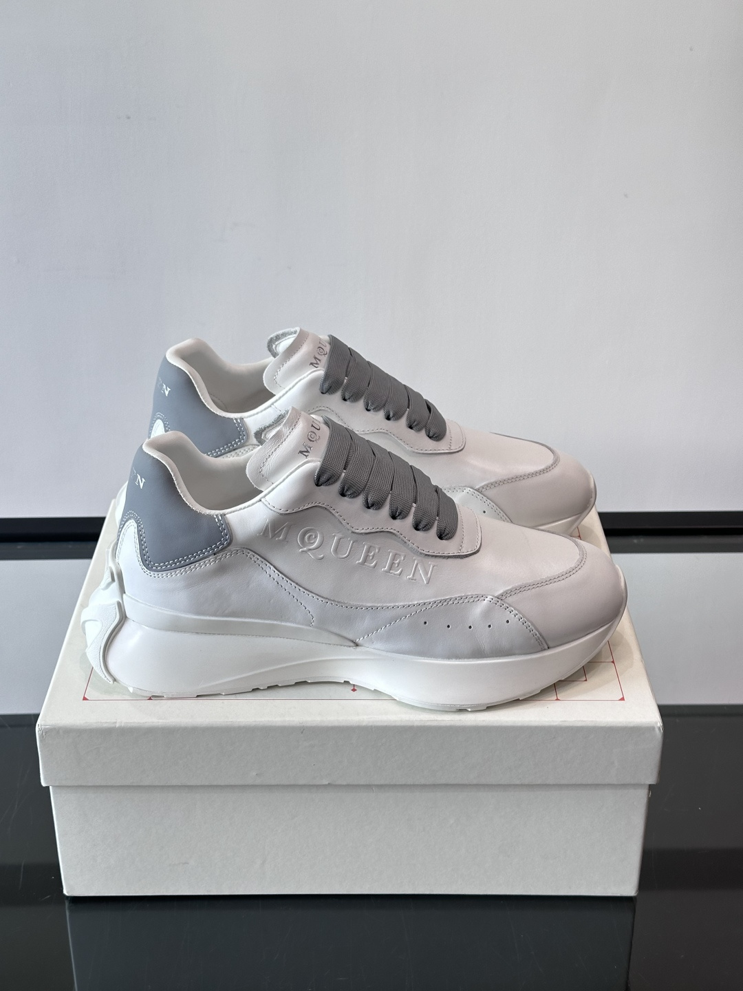 𝐀𝐥𝐞𝐱𝐚𝐧𝐝𝐞𝐫 𝐌𝐜𝐐𝐔𝐄𝐄𝐍亚历山麦昆情侣款‼️ 休闲鞋👟。终极版本 随意PK柜货 麦昆这鞋款一出