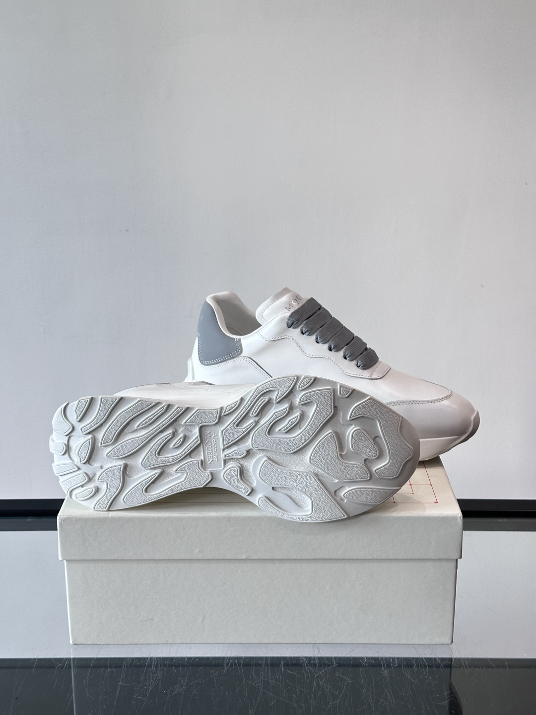 𝐀𝐥𝐞𝐱𝐚𝐧𝐝𝐞𝐫 𝐌𝐜𝐐𝐔𝐄𝐄𝐍亚历山麦昆情侣款‼️ 休闲鞋👟。终极版本 随意PK柜货 麦昆这鞋款一出