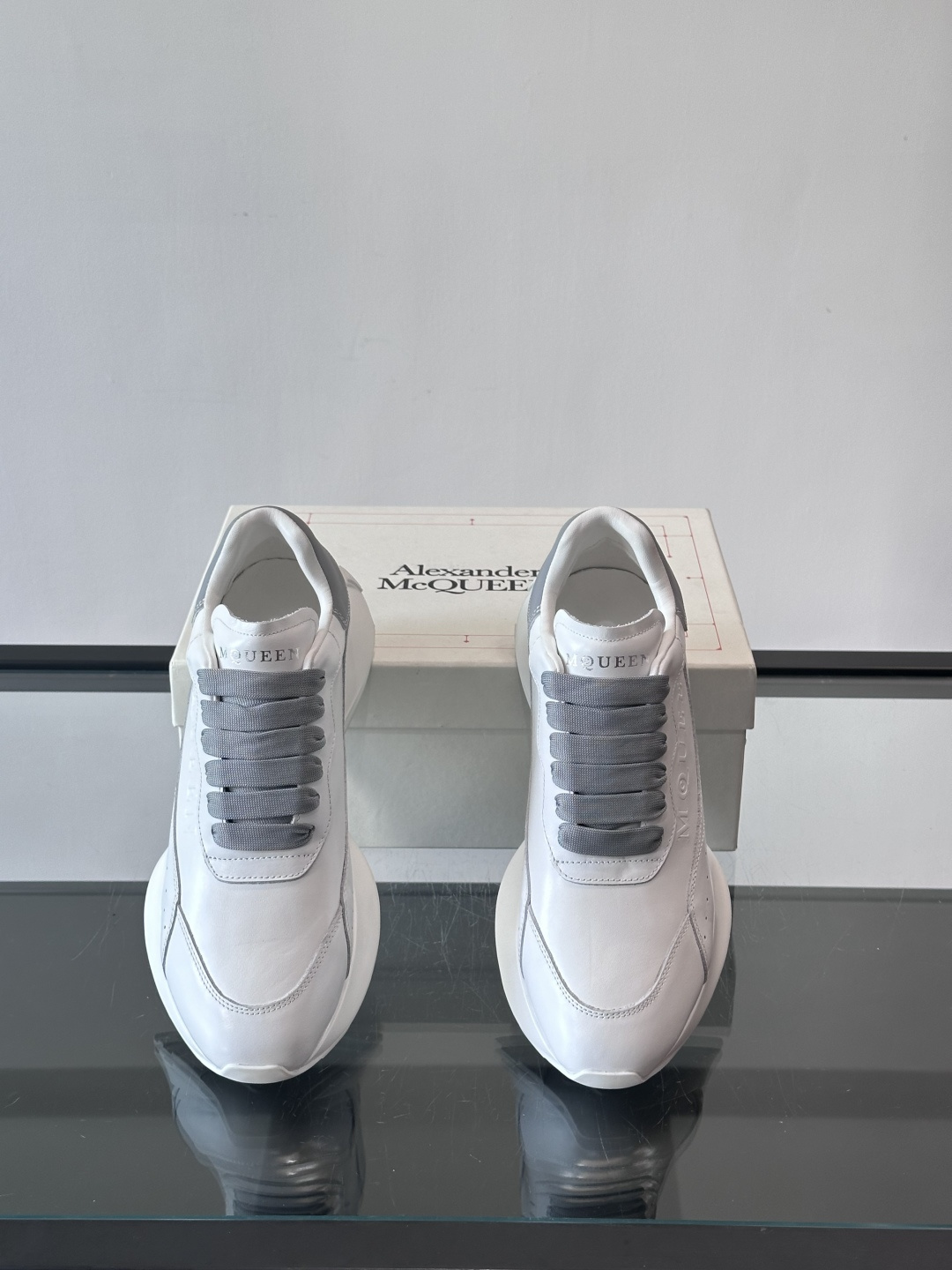 𝐀𝐥𝐞𝐱𝐚𝐧𝐝𝐞𝐫 𝐌𝐜𝐐𝐔𝐄𝐄𝐍亚历山麦昆情侣款‼️ 休闲鞋👟。终极版本 随意PK柜货 麦昆这鞋款一出