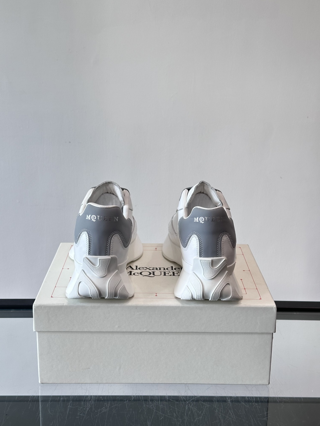 𝐀𝐥𝐞𝐱𝐚𝐧𝐝𝐞𝐫 𝐌𝐜𝐐𝐔𝐄𝐄𝐍亚历山麦昆情侣款‼️ 休闲鞋👟。终极版本 随意PK柜货 麦昆这鞋款一出