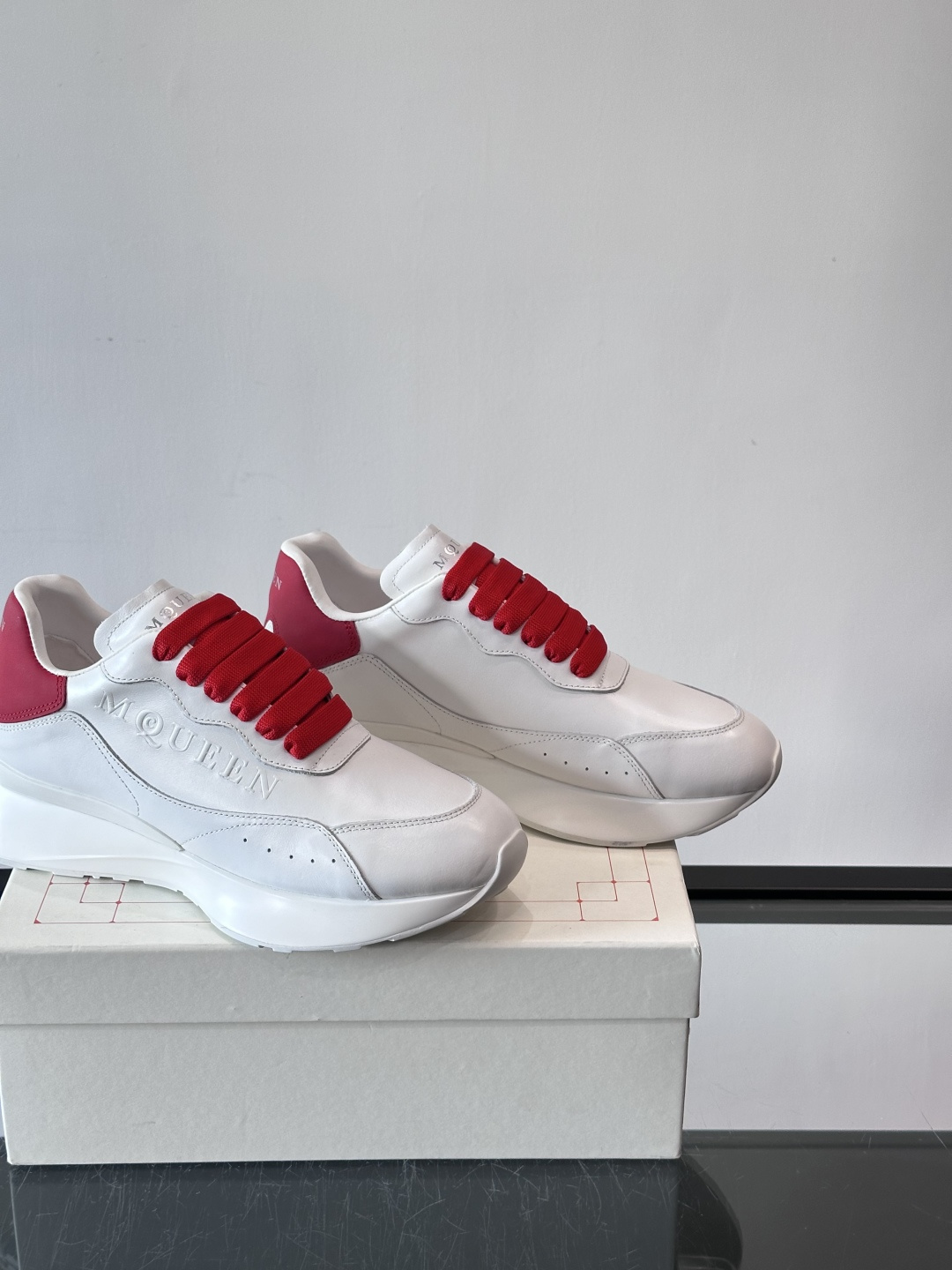 𝐀𝐥𝐞𝐱𝐚𝐧𝐝𝐞𝐫 𝐌𝐜𝐐𝐔𝐄𝐄𝐍亚历山麦昆情侣款‼️ 休闲鞋👟。终极版本 随意PK柜货 麦昆这鞋款一出