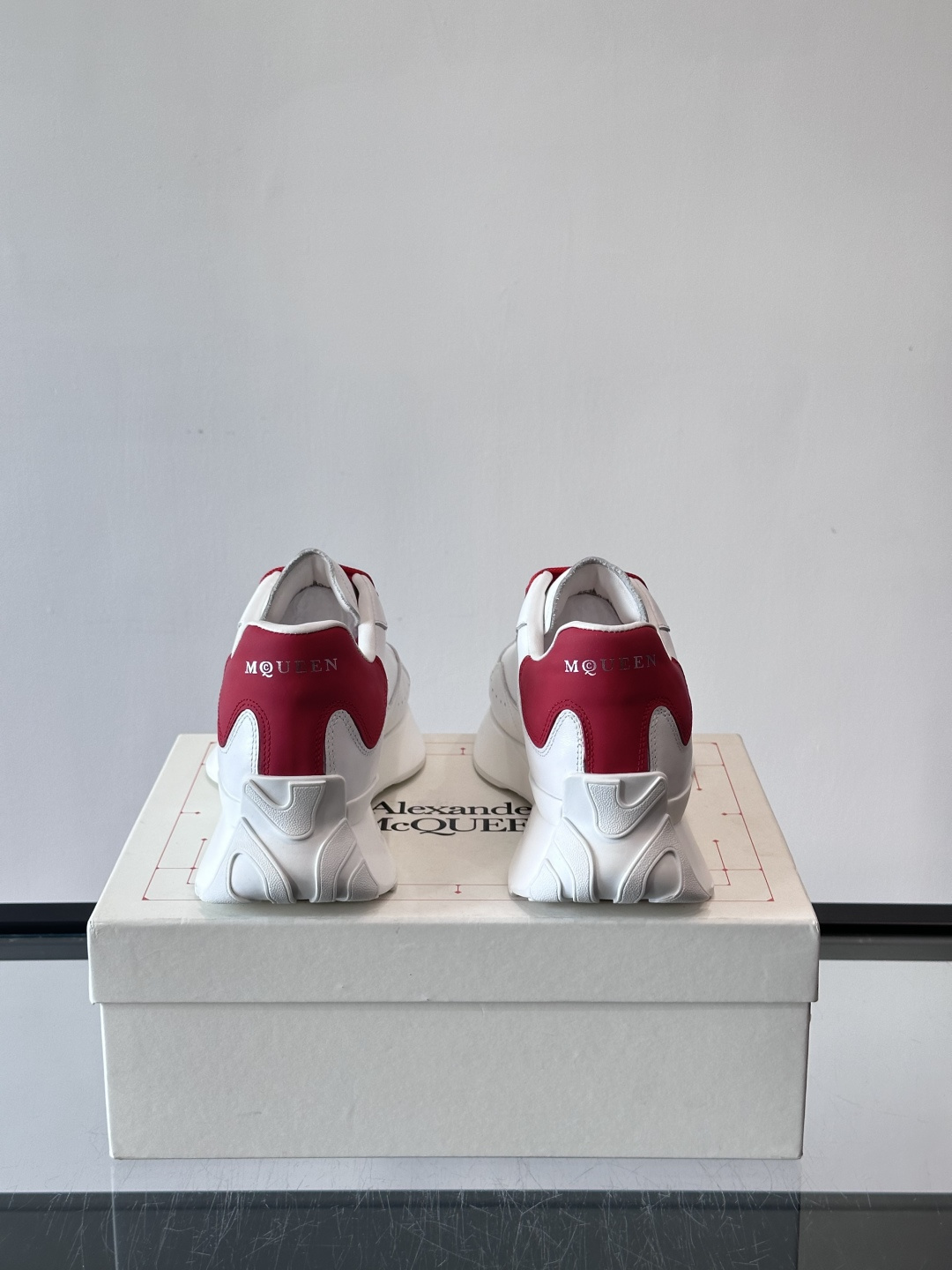 𝐀𝐥𝐞𝐱𝐚𝐧𝐝𝐞𝐫 𝐌𝐜𝐐𝐔𝐄𝐄𝐍亚历山麦昆情侣款‼️ 休闲鞋👟。终极版本 随意PK柜货 麦昆这鞋款一出