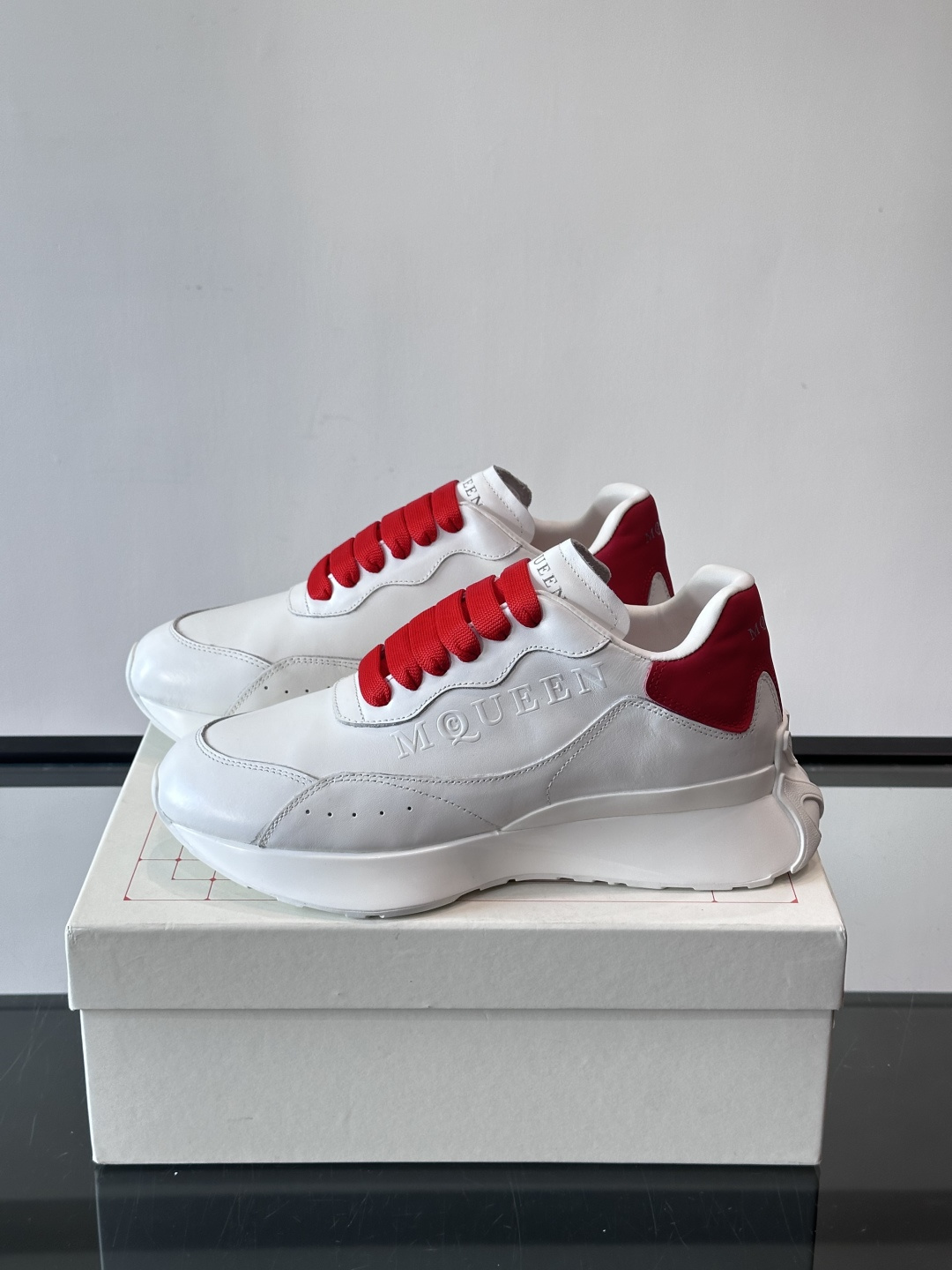 𝐀𝐥𝐞𝐱𝐚𝐧𝐝𝐞𝐫 𝐌𝐜𝐐𝐔𝐄𝐄𝐍亚历山麦昆情侣款‼️ 休闲鞋👟。终极版本 随意PK柜货 麦昆这鞋款一出