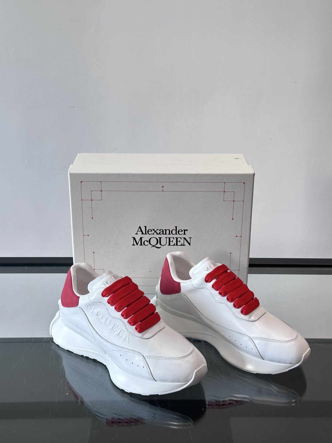 𝐀𝐥𝐞𝐱𝐚𝐧𝐝𝐞𝐫 𝐌𝐜𝐐𝐔𝐄𝐄𝐍亚历山麦昆情侣款‼️ 休闲鞋👟。终极版本 随意PK柜货 麦昆这鞋款一出