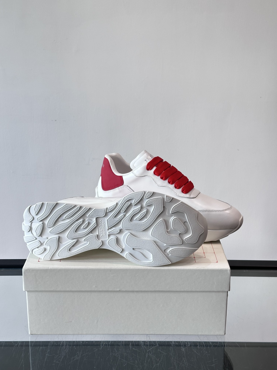 𝐀𝐥𝐞𝐱𝐚𝐧𝐝𝐞𝐫 𝐌𝐜𝐐𝐔𝐄𝐄𝐍亚历山麦昆情侣款‼️ 休闲鞋👟。终极版本 随意PK柜货 麦昆这鞋款一出