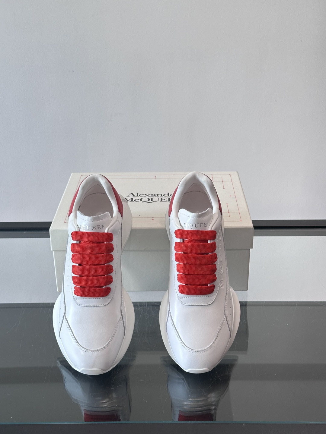 𝐀𝐥𝐞𝐱𝐚𝐧𝐝𝐞𝐫 𝐌𝐜𝐐𝐔𝐄𝐄𝐍亚历山麦昆情侣款‼️ 休闲鞋👟。终极版本 随意PK柜货 麦昆这鞋款一出