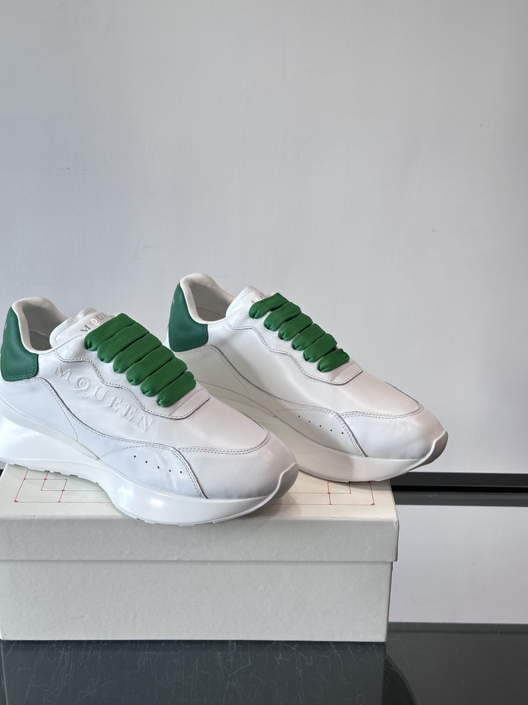 𝐀𝐥𝐞𝐱𝐚𝐧𝐝𝐞𝐫 𝐌𝐜𝐐𝐔𝐄𝐄𝐍亚历山麦昆情侣款‼️ 休闲鞋👟。终极版本 随意PK柜货 麦昆这鞋款一出