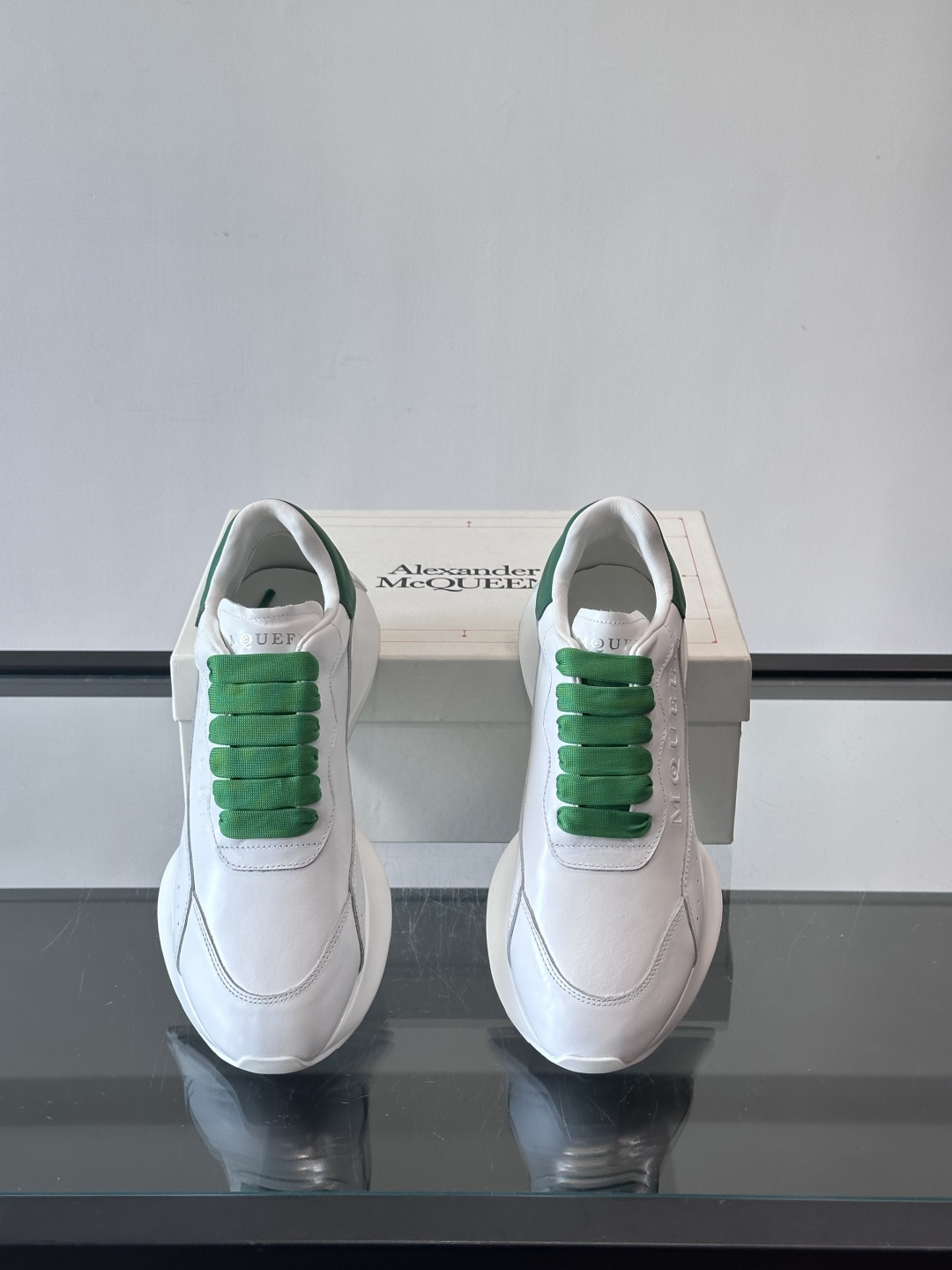 𝐀𝐥𝐞𝐱𝐚𝐧𝐝𝐞𝐫 𝐌𝐜𝐐𝐔𝐄𝐄𝐍亚历山麦昆情侣款‼️ 休闲鞋👟。终极版本 随意PK柜货 麦昆这鞋款一出