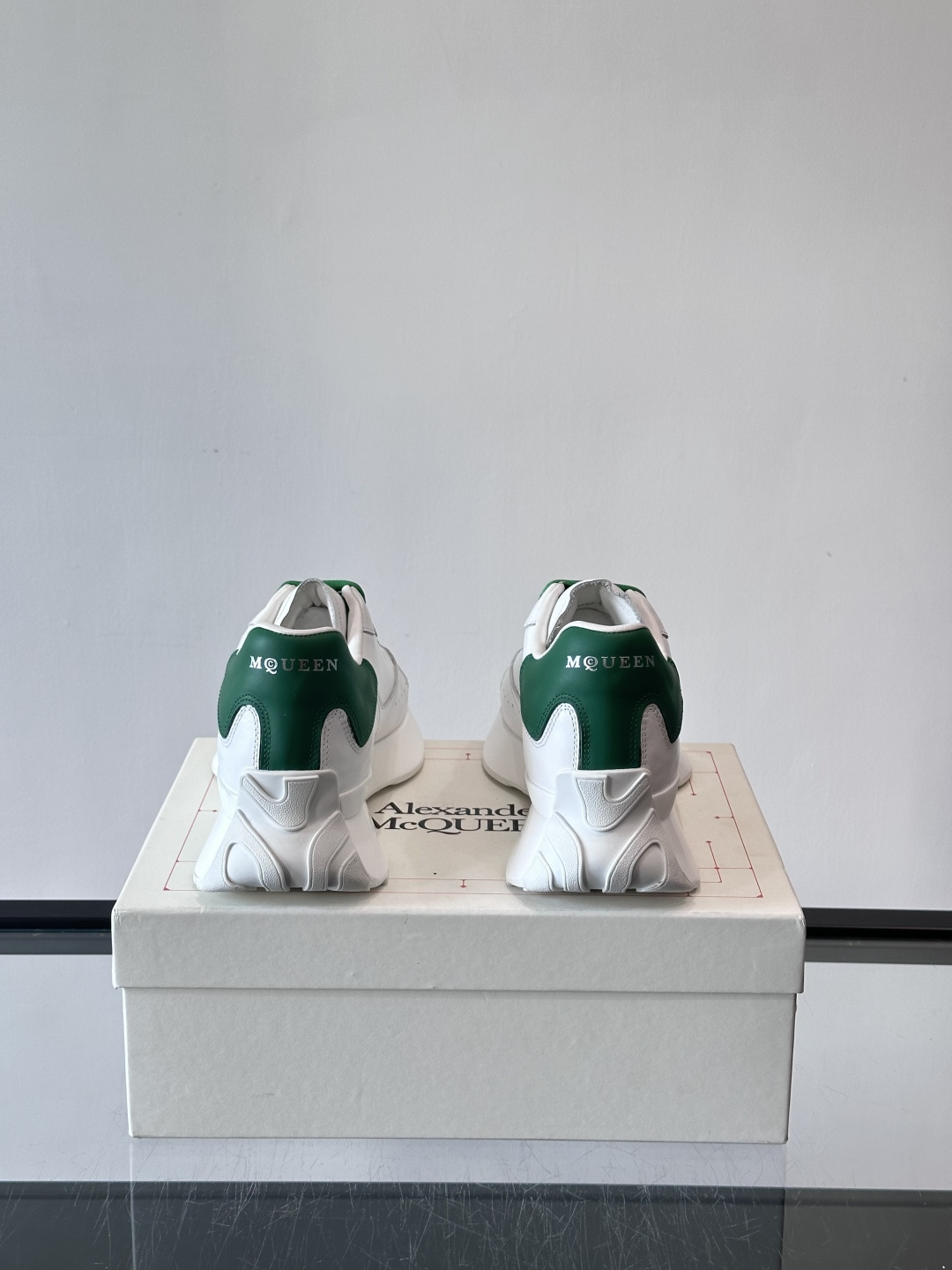 𝐀𝐥𝐞𝐱𝐚𝐧𝐝𝐞𝐫 𝐌𝐜𝐐𝐔𝐄𝐄𝐍亚历山麦昆情侣款‼️ 休闲鞋👟。终极版本 随意PK柜货 麦昆这鞋款一出