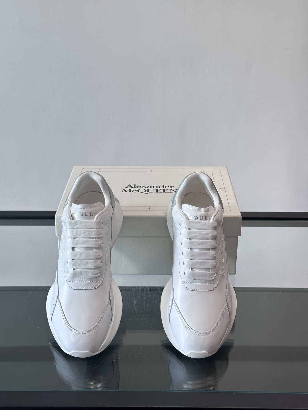 𝐀𝐥𝐞𝐱𝐚𝐧𝐝𝐞𝐫 𝐌𝐜𝐐𝐔𝐄𝐄𝐍亚历山麦昆情侣款‼️ 休闲鞋👟。终极版本 随意PK柜货 麦昆这鞋款一出