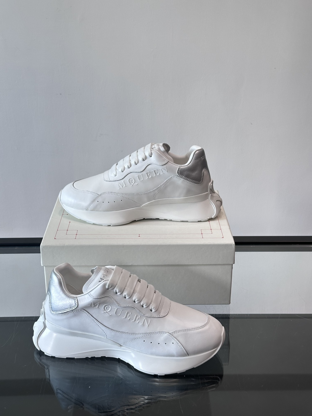 𝐀𝐥𝐞𝐱𝐚𝐧𝐝𝐞𝐫 𝐌𝐜𝐐𝐔𝐄𝐄𝐍亚历山麦昆情侣款‼️ 休闲鞋👟。终极版本 随意PK柜货 麦昆这鞋款一出