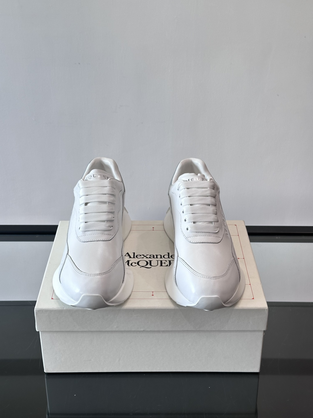 𝐀𝐥𝐞𝐱𝐚𝐧𝐝𝐞𝐫 𝐌𝐜𝐐𝐔𝐄𝐄𝐍亚历山麦昆情侣款‼️ 休闲鞋👟。终极版本 随意PK柜货 麦昆这鞋款一出