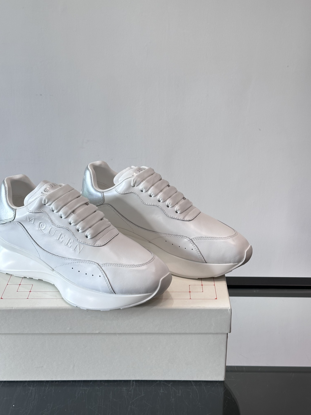 𝐀𝐥𝐞𝐱𝐚𝐧𝐝𝐞𝐫 𝐌𝐜𝐐𝐔𝐄𝐄𝐍亚历山麦昆情侣款‼️ 休闲鞋👟。终极版本 随意PK柜货 麦昆这鞋款一出