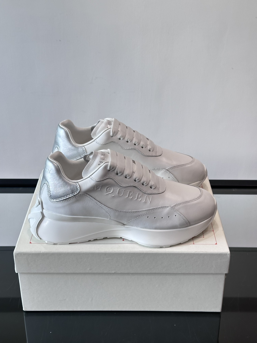 𝐀𝐥𝐞𝐱𝐚𝐧𝐝𝐞𝐫 𝐌𝐜𝐐𝐔𝐄𝐄𝐍亚历山麦昆情侣款‼️ 休闲鞋👟。终极版本 随意PK柜货 麦昆这鞋款一出