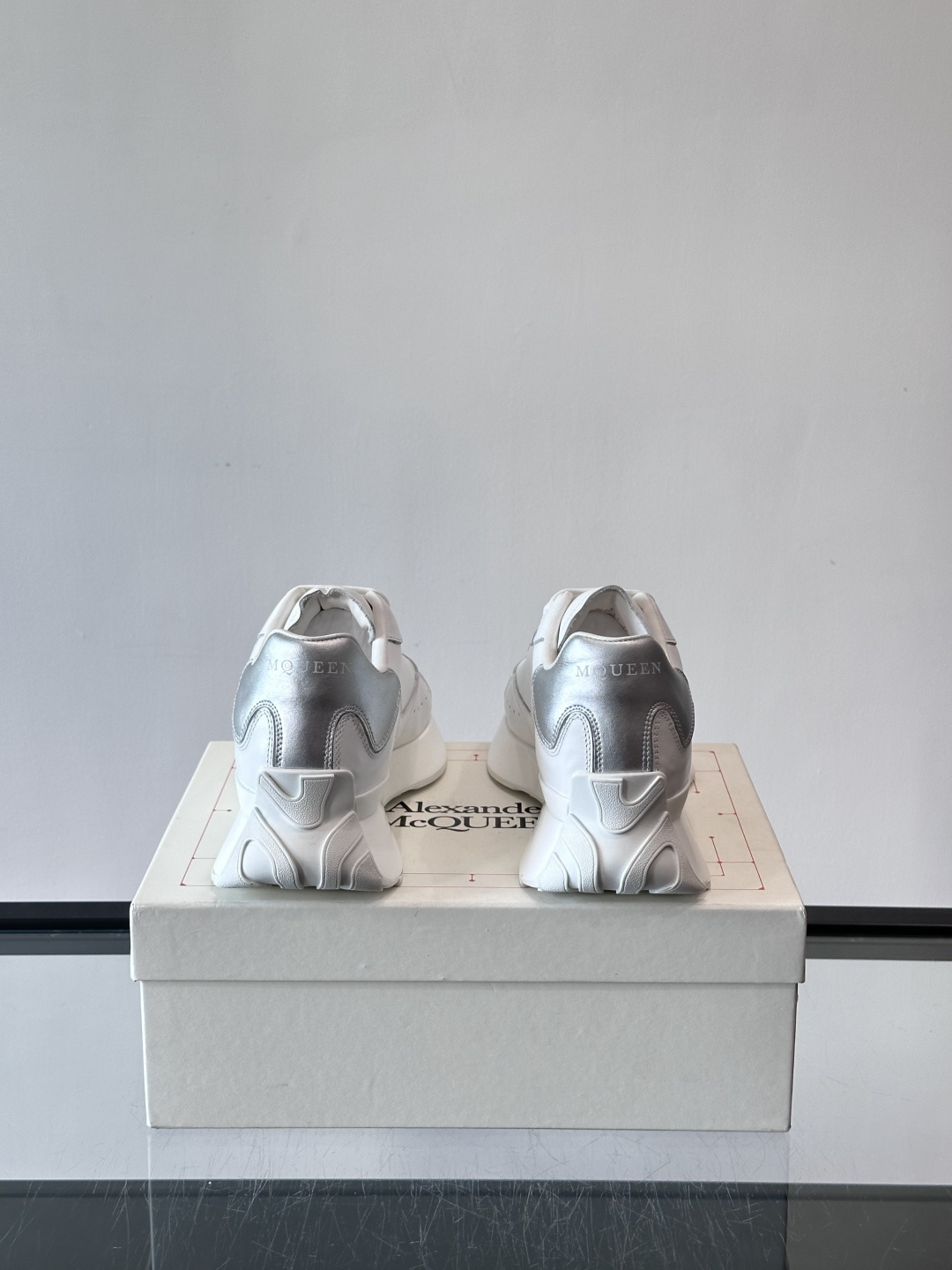 𝐀𝐥𝐞𝐱𝐚𝐧𝐝𝐞𝐫 𝐌𝐜𝐐𝐔𝐄𝐄𝐍亚历山麦昆情侣款‼️ 休闲鞋👟。终极版本 随意PK柜货 麦昆这鞋款一出