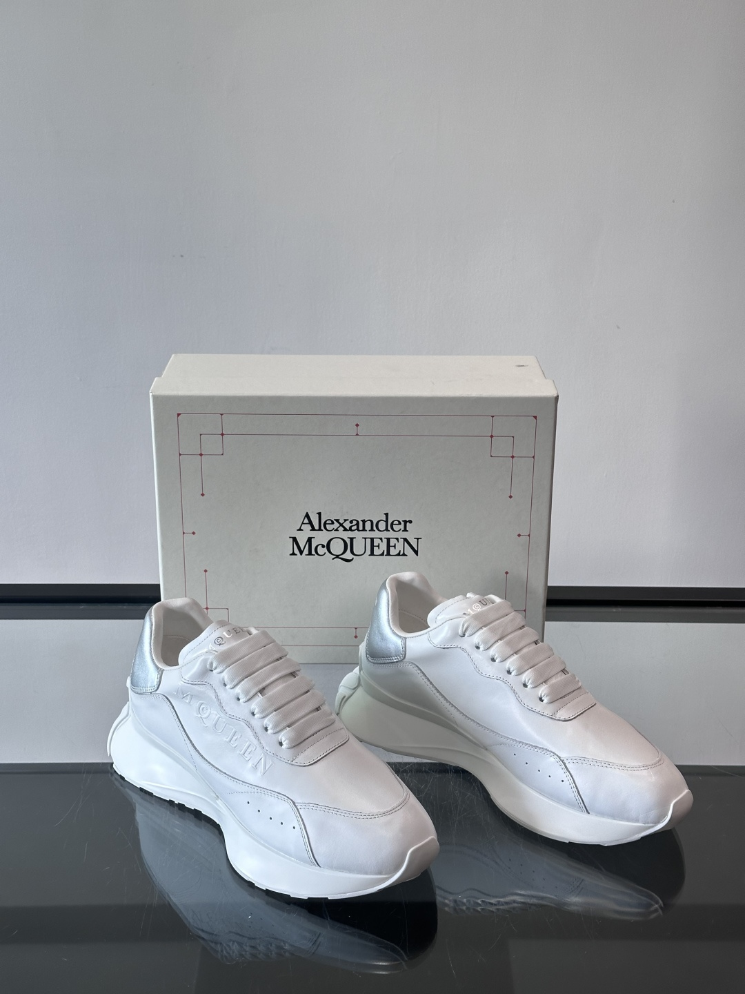 𝐀𝐥𝐞𝐱𝐚𝐧𝐝𝐞𝐫 𝐌𝐜𝐐𝐔𝐄𝐄𝐍亚历山麦昆情侣款‼️ 休闲鞋👟。终极版本 随意PK柜货 麦昆这鞋款一出