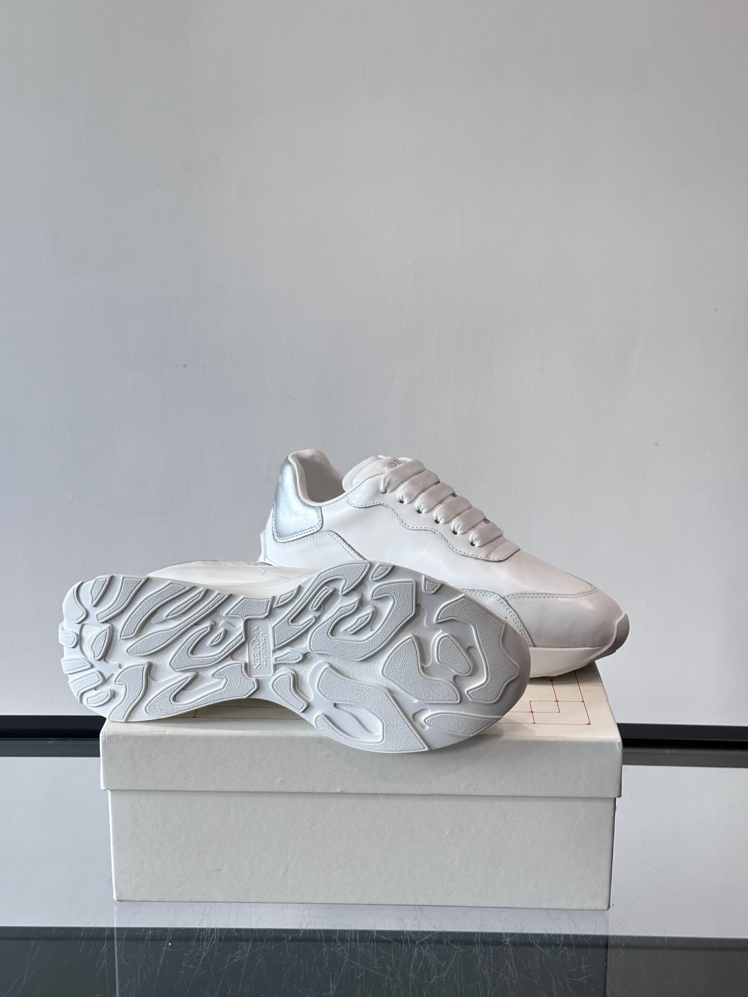 𝐀𝐥𝐞𝐱𝐚𝐧𝐝𝐞𝐫 𝐌𝐜𝐐𝐔𝐄𝐄𝐍亚历山麦昆情侣款‼️ 休闲鞋👟。终极版本 随意PK柜货 麦昆这鞋款一出