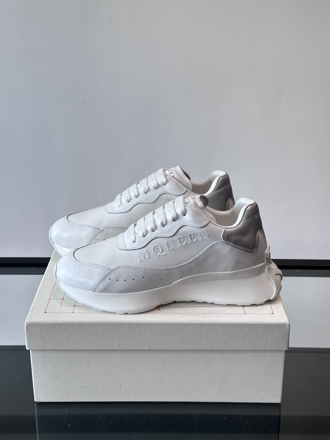 𝐀𝐥𝐞𝐱𝐚𝐧𝐝𝐞𝐫 𝐌𝐜𝐐𝐔𝐄𝐄𝐍亚历山麦昆情侣款‼️ 休闲鞋👟。终极版本 随意PK柜货 麦昆这鞋款一出