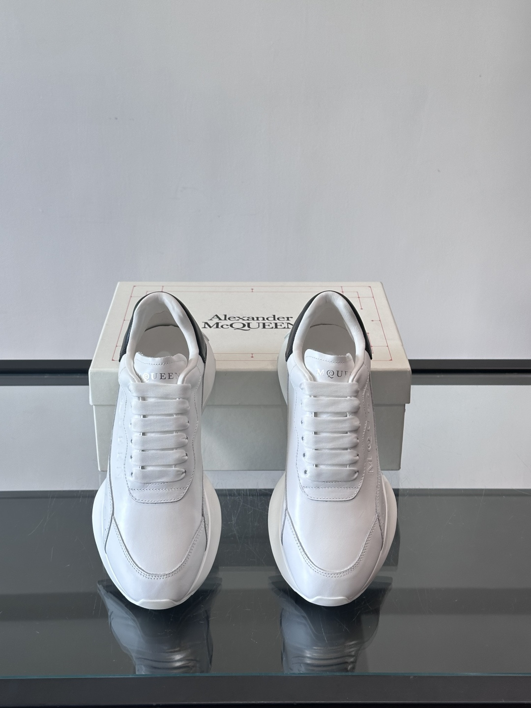 𝐀𝐥𝐞𝐱𝐚𝐧𝐝𝐞𝐫 𝐌𝐜𝐐𝐔𝐄𝐄𝐍亚历山麦昆情侣款‼️ 休闲鞋👟。终极版本 随意PK柜货 麦昆这鞋款一出