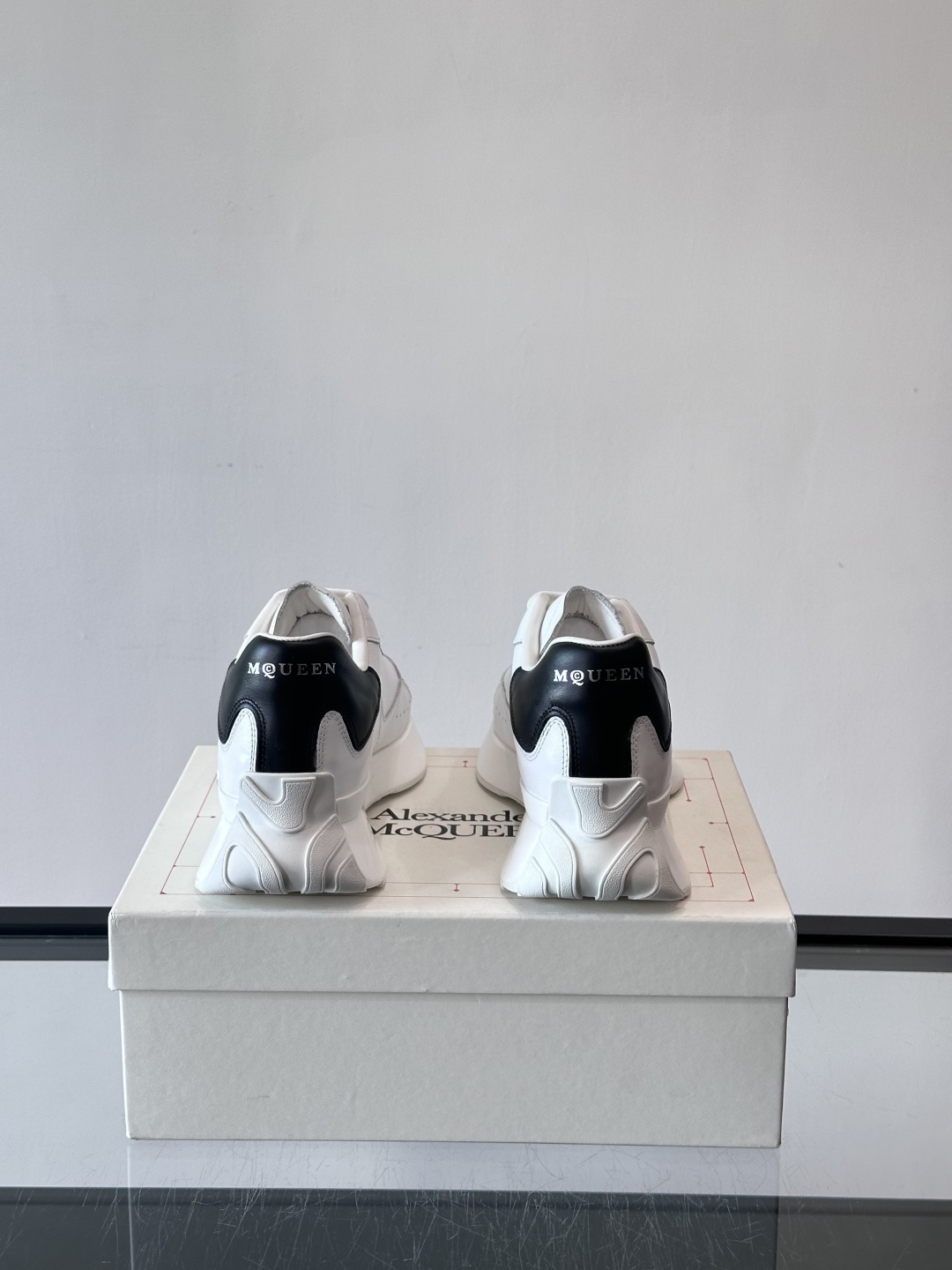 𝐀𝐥𝐞𝐱𝐚𝐧𝐝𝐞𝐫 𝐌𝐜𝐐𝐔𝐄𝐄𝐍亚历山麦昆情侣款‼️ 休闲鞋👟。终极版本 随意PK柜货 麦昆这鞋款一出