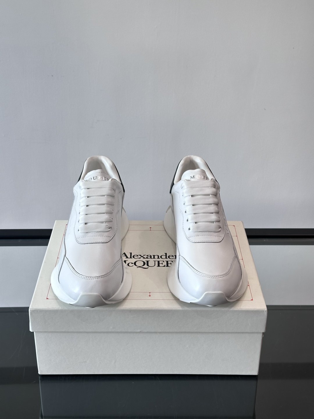 𝐀𝐥𝐞𝐱𝐚𝐧𝐝𝐞𝐫 𝐌𝐜𝐐𝐔𝐄𝐄𝐍亚历山麦昆情侣款‼️ 休闲鞋👟。终极版本 随意PK柜货 麦昆这鞋款一出