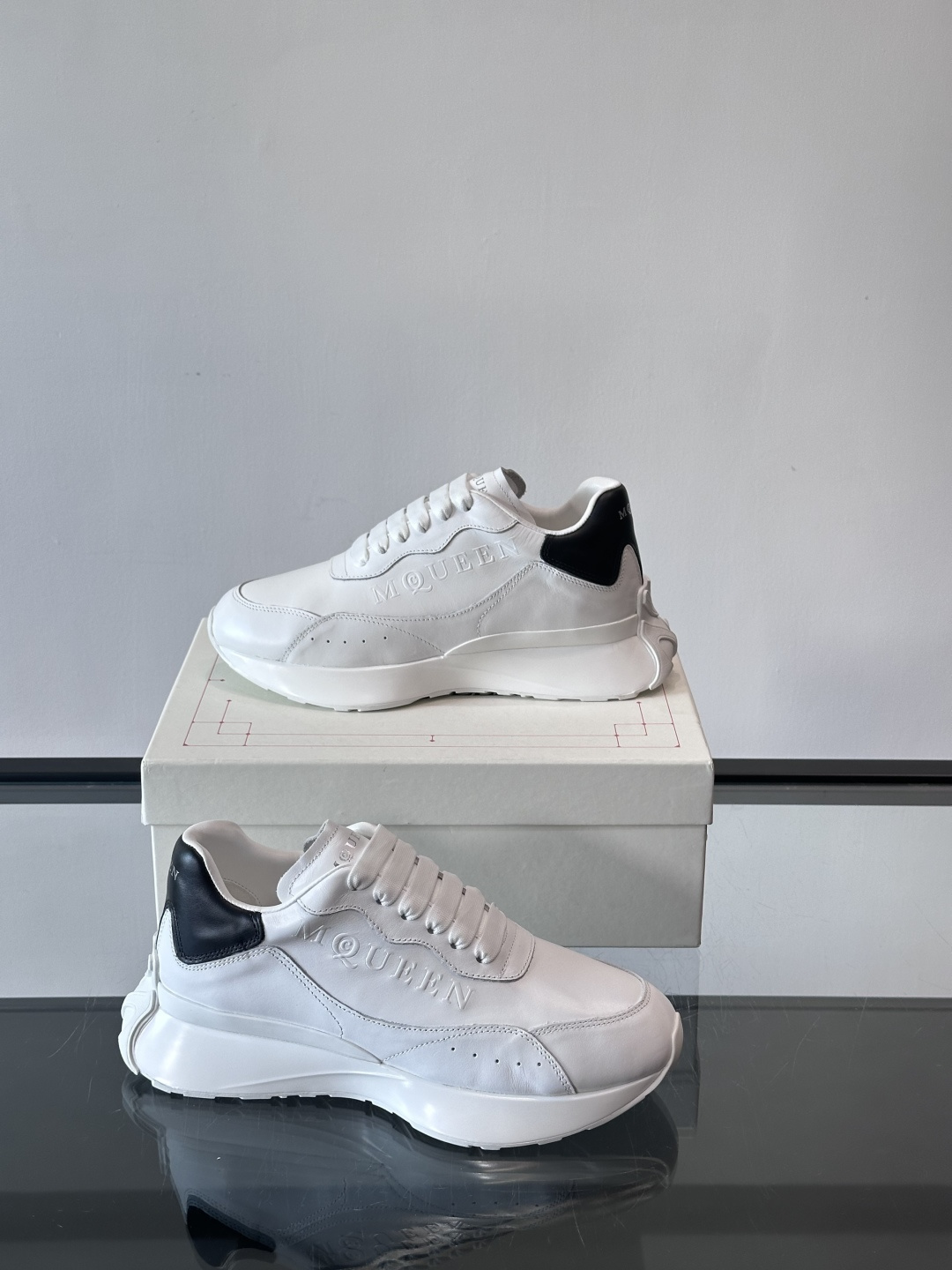 𝐀𝐥𝐞𝐱𝐚𝐧𝐝𝐞𝐫 𝐌𝐜𝐐𝐔𝐄𝐄𝐍亚历山麦昆情侣款‼️ 休闲鞋👟。终极版本 随意PK柜货 麦昆这鞋款一出