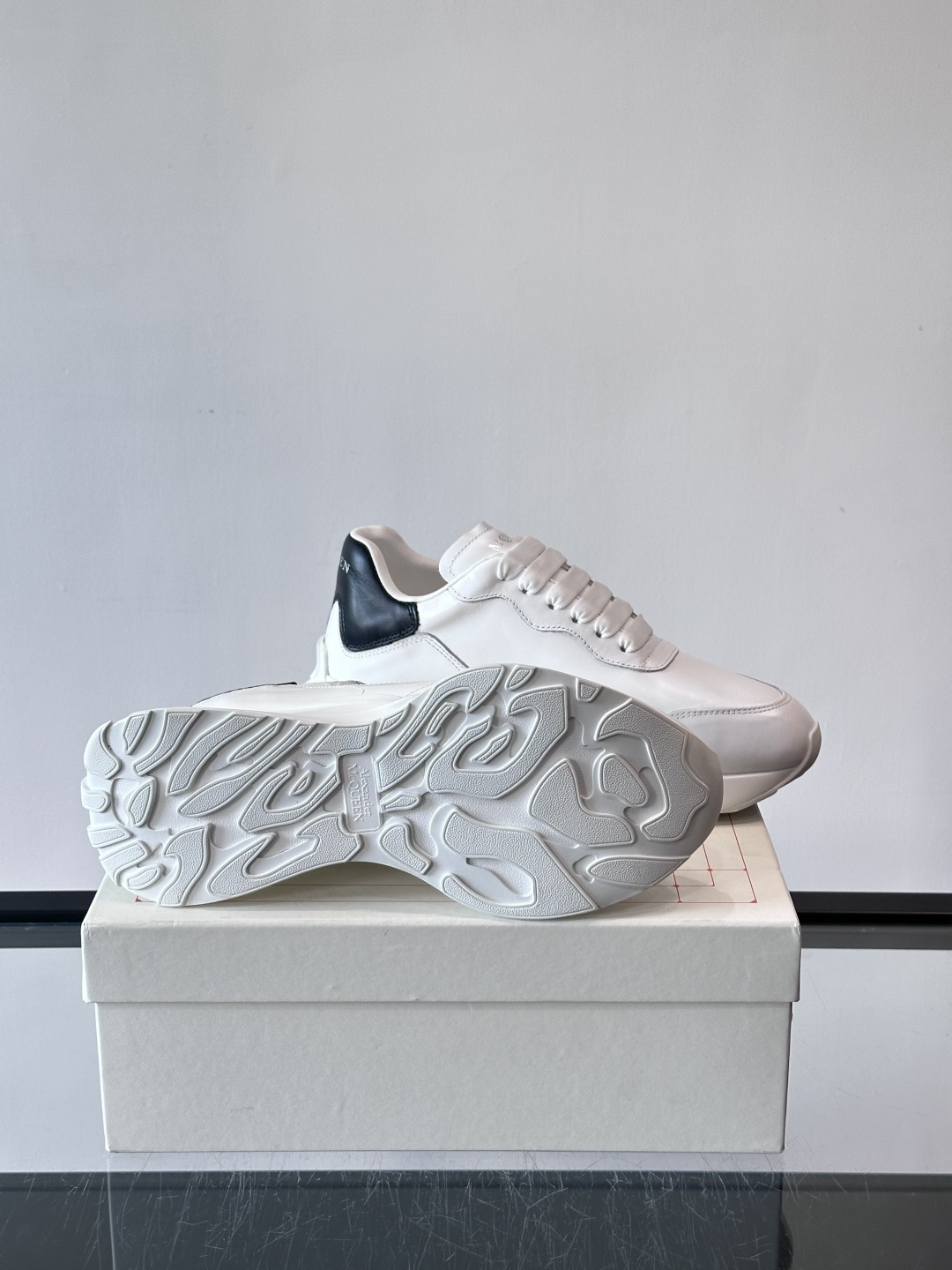 𝐀𝐥𝐞𝐱𝐚𝐧𝐝𝐞𝐫 𝐌𝐜𝐐𝐔𝐄𝐄𝐍亚历山麦昆情侣款‼️ 休闲鞋👟。终极版本 随意PK柜货 麦昆这鞋款一出