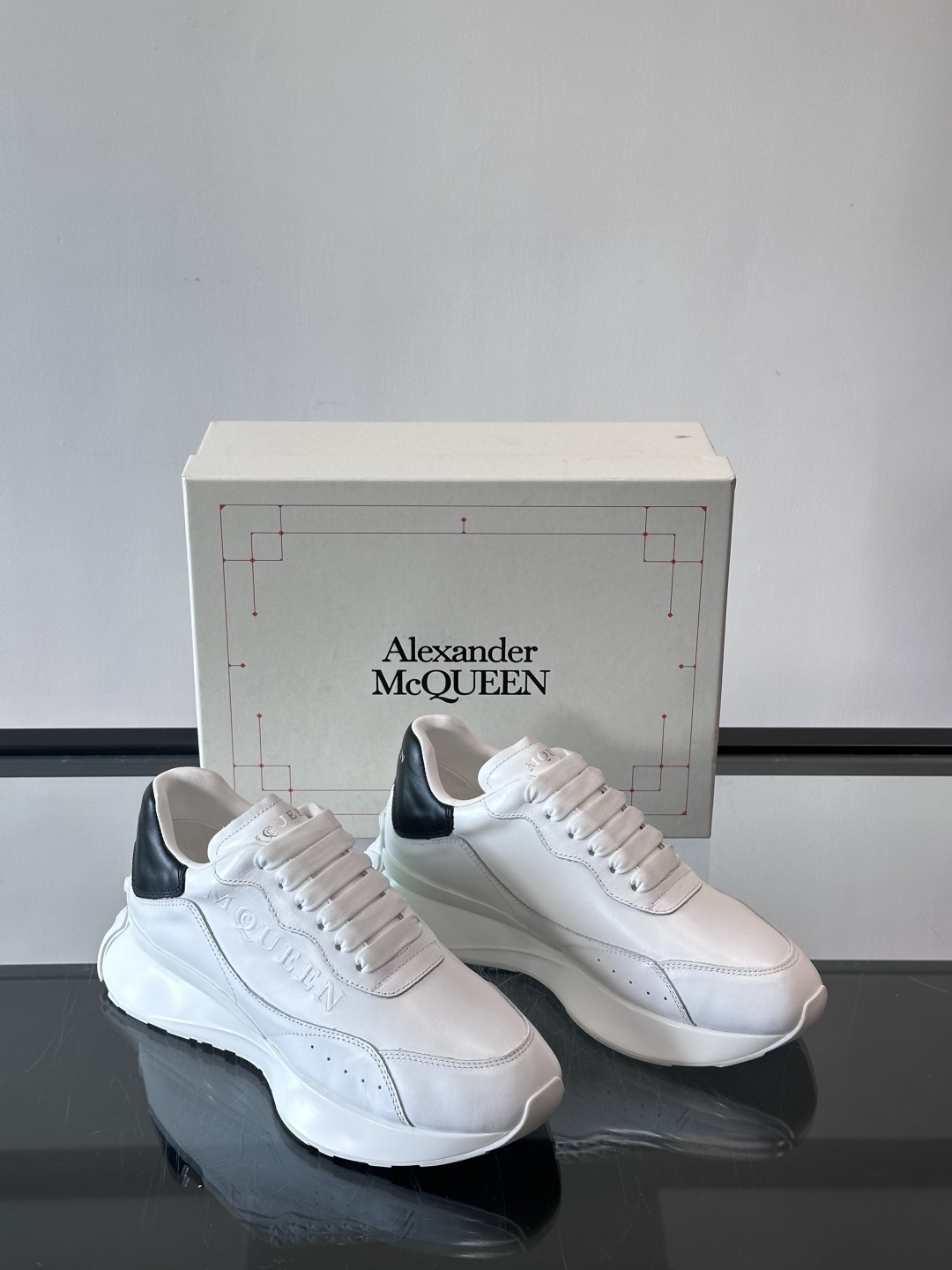 𝐀𝐥𝐞𝐱𝐚𝐧𝐝𝐞𝐫 𝐌𝐜𝐐𝐔𝐄𝐄𝐍亚历山麦昆情侣款‼️ 休闲鞋👟。终极版本 随意PK柜货 麦昆这鞋款一出