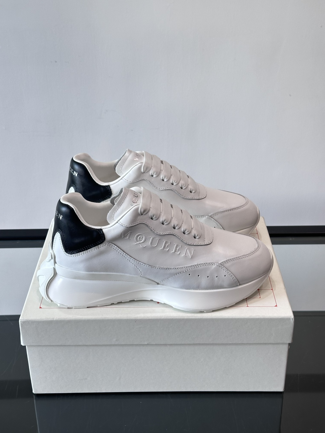 𝐀𝐥𝐞𝐱𝐚𝐧𝐝𝐞𝐫 𝐌𝐜𝐐𝐔𝐄𝐄𝐍亚历山麦昆情侣款‼️ 休闲鞋👟。终极版本 随意PK柜货 麦昆这鞋款一出