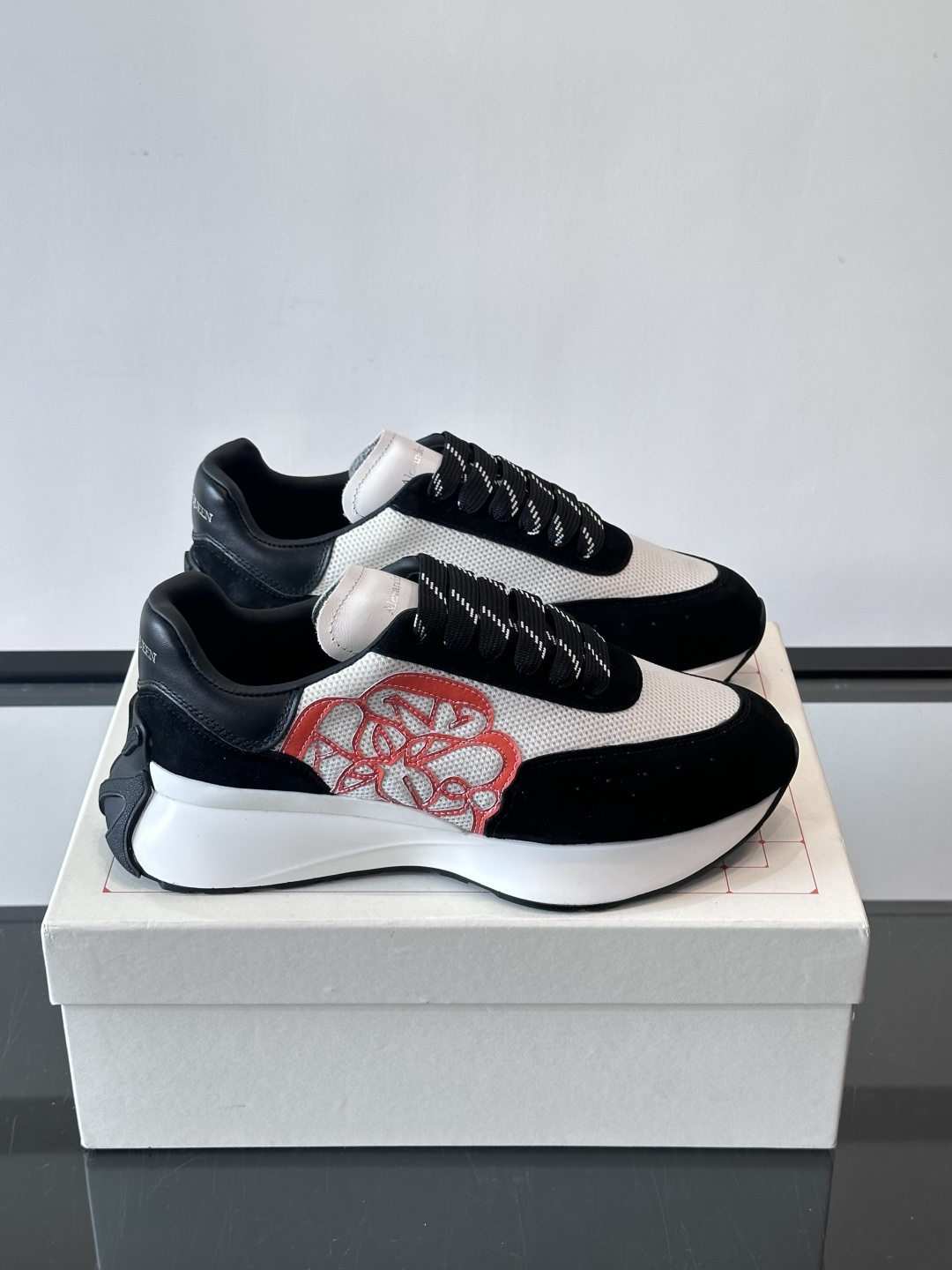 Alexander McQueen SPrint Runner跑鞋采用撞色设计，鞋面融合织物、麂皮和网布