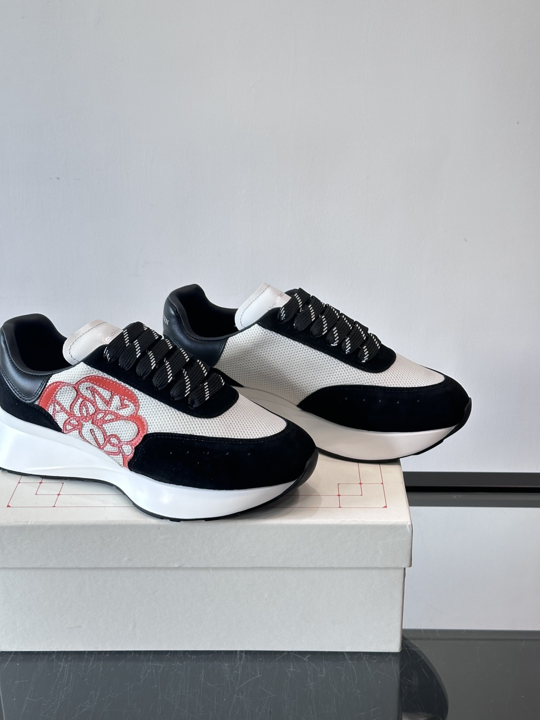 Alexander McQueen SPrint Runner跑鞋采用撞色设计，鞋面融合织物、麂皮和网布