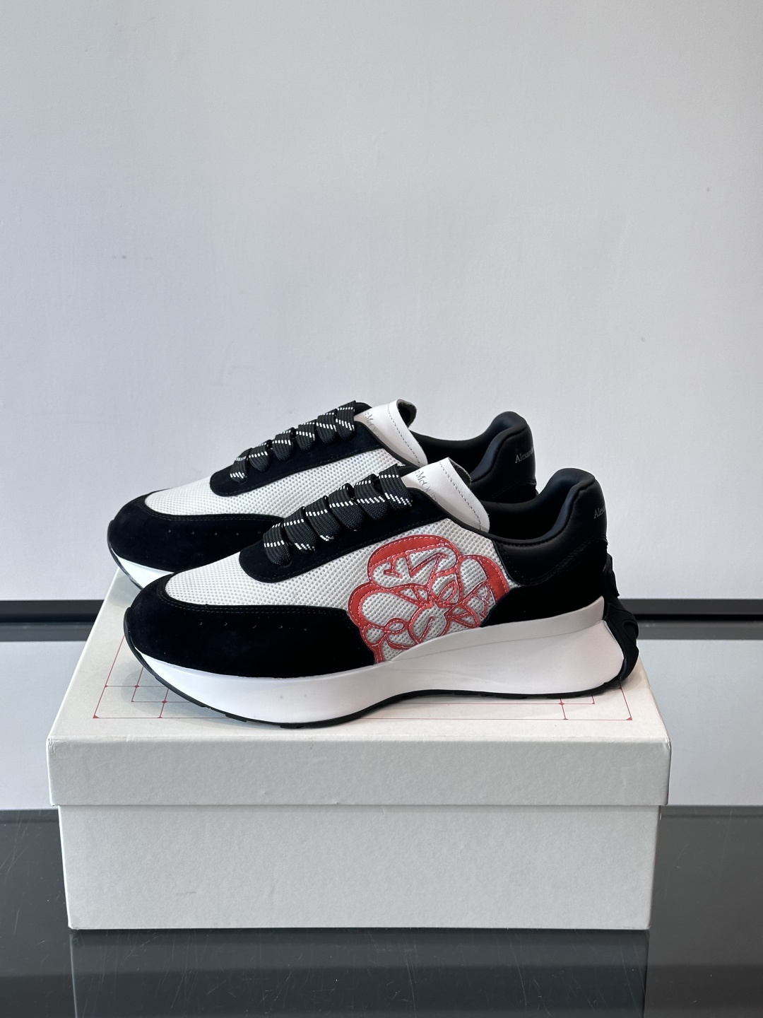 Alexander McQueen SPrint Runner跑鞋采用撞色设计，鞋面融合织物、麂皮和网布