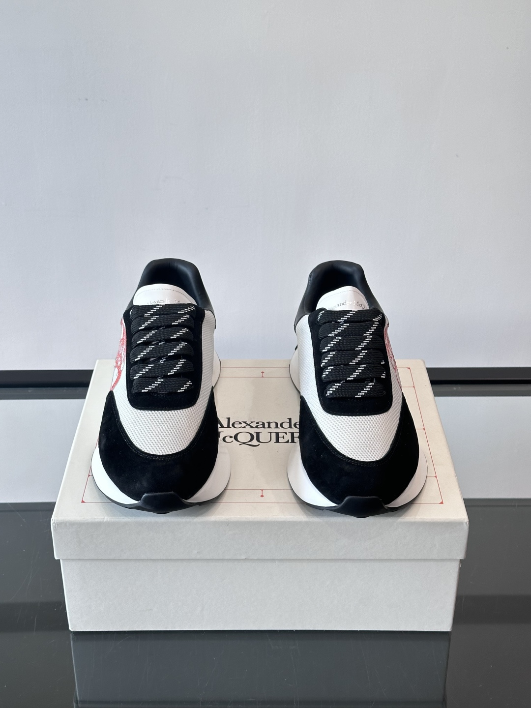 Alexander McQueen SPrint Runner跑鞋采用撞色设计，鞋面融合织物、麂皮和网布