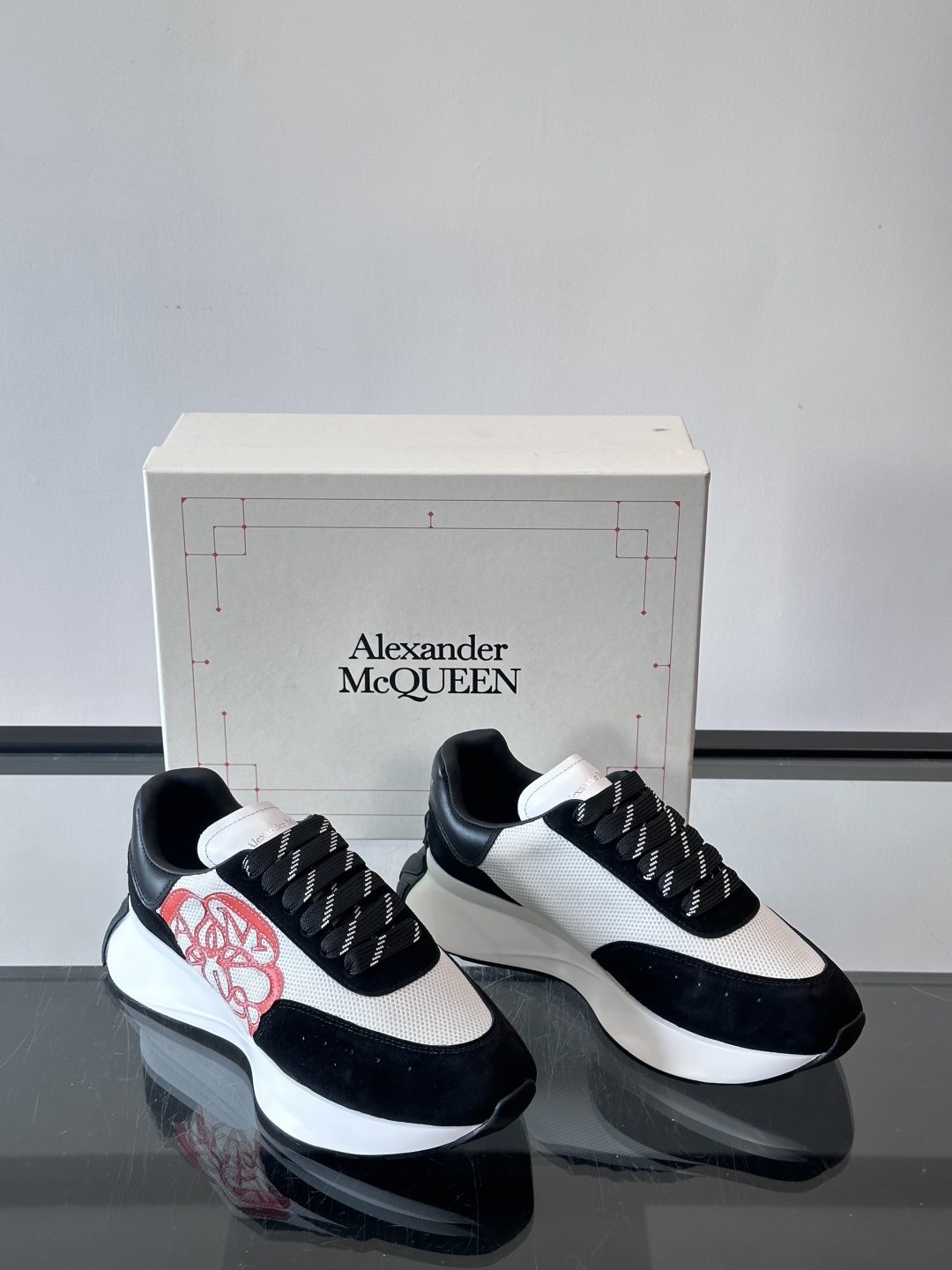 Alexander McQueen SPrint Runner跑鞋采用撞色设计，鞋面融合织物、麂皮和网布