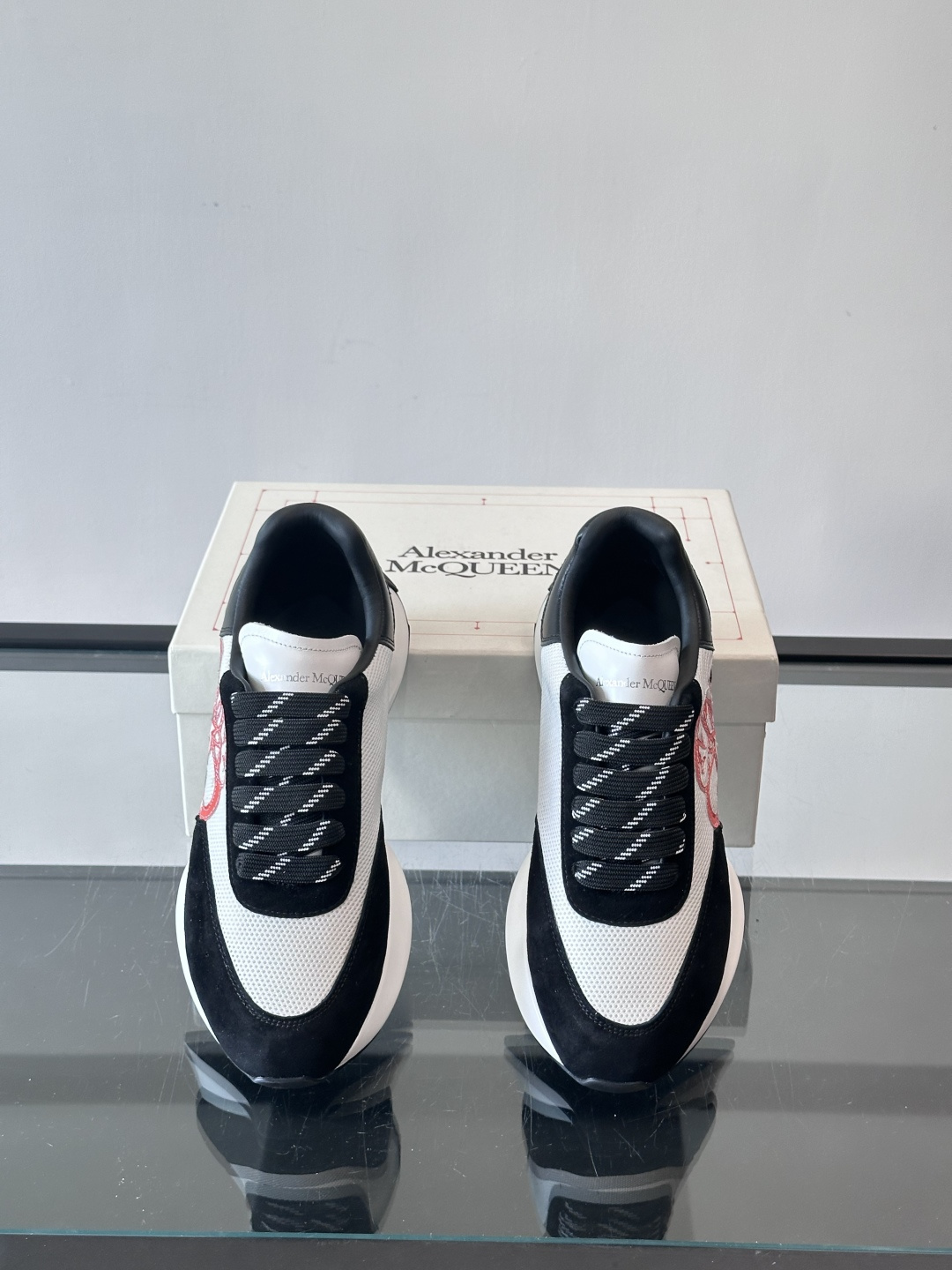 Alexander McQueen SPrint Runner跑鞋采用撞色设计，鞋面融合织物、麂皮和网布