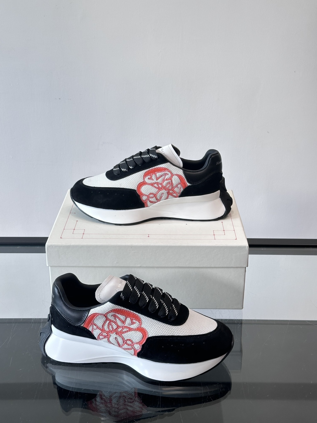Alexander McQueen SPrint Runner跑鞋采用撞色设计，鞋面融合织物、麂皮和网布