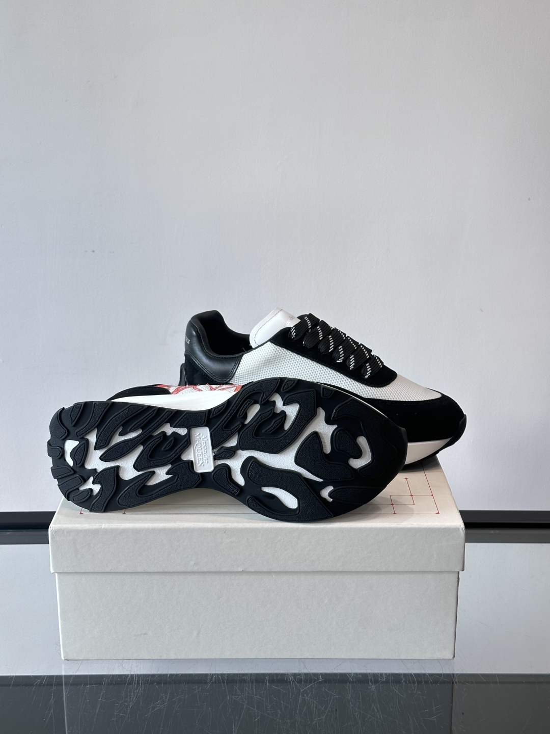 Alexander McQueen SPrint Runner跑鞋采用撞色设计，鞋面融合织物、麂皮和网布