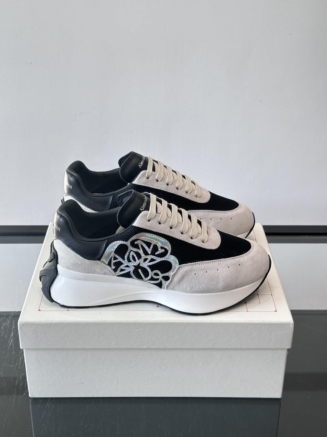 Alexander McQueen SPrint Runner跑鞋采用撞色设计，鞋面融合织物、麂皮和网布