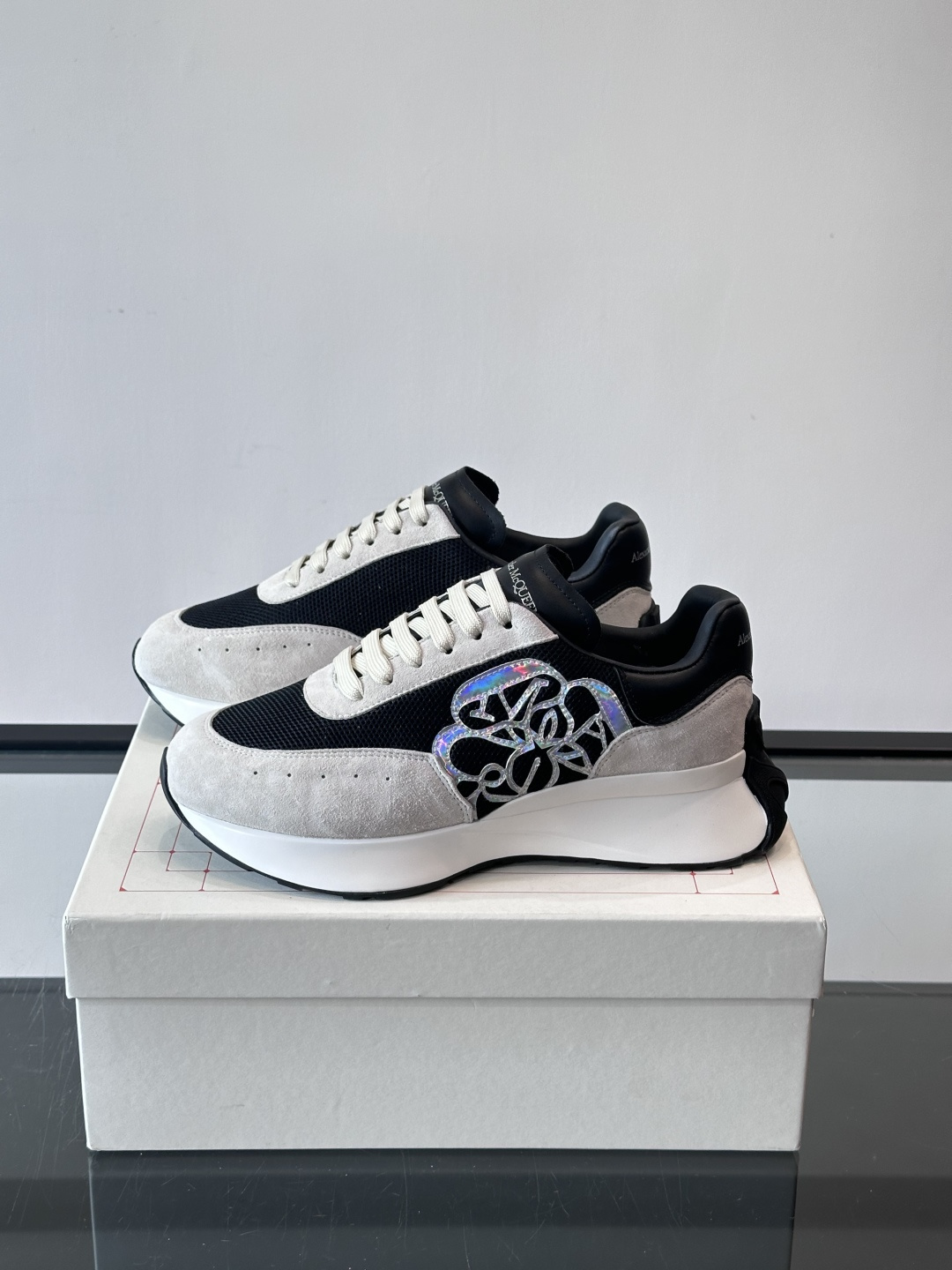 Alexander McQueen SPrint Runner跑鞋采用撞色设计，鞋面融合织物、麂皮和网布