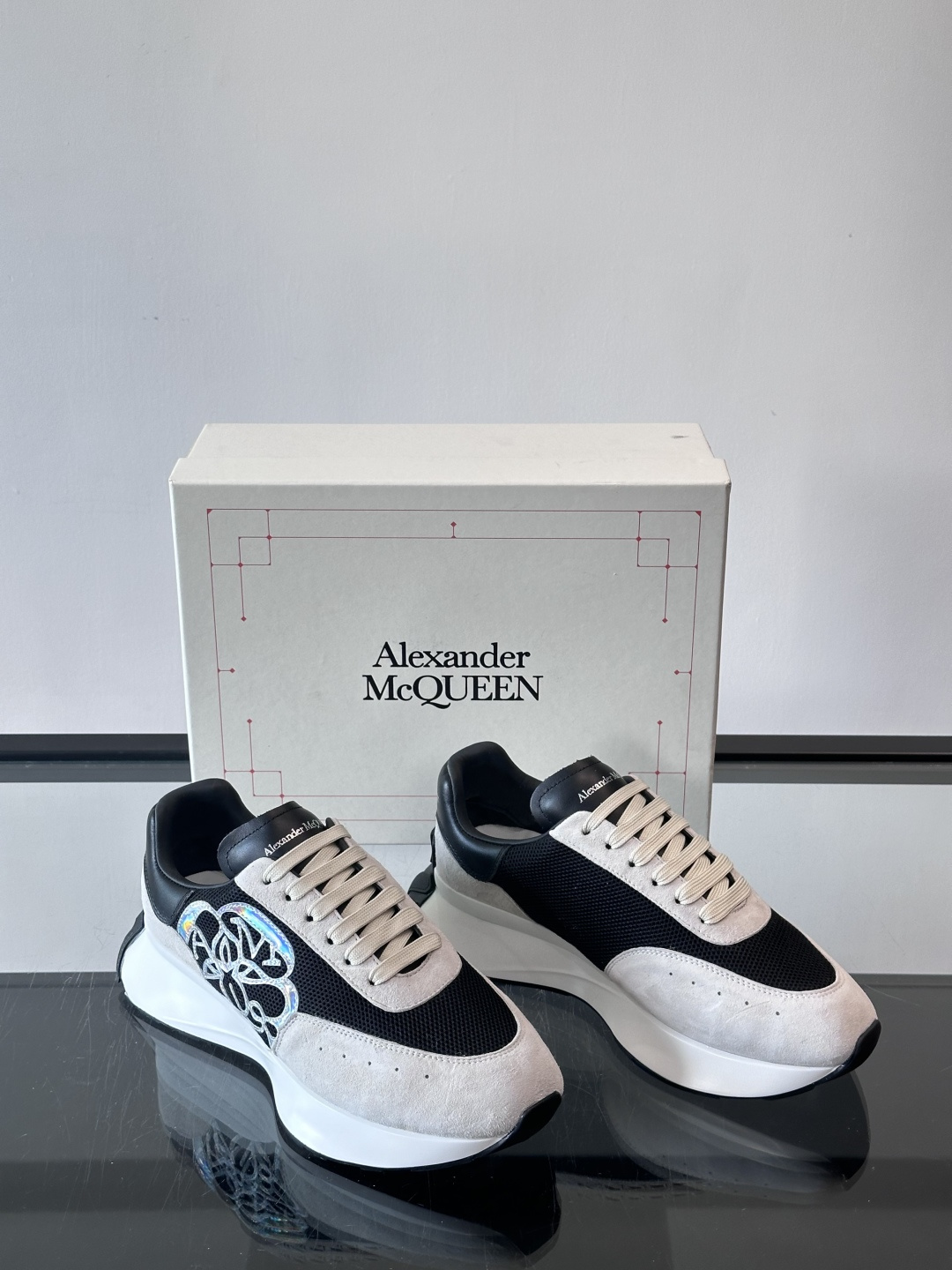 Alexander McQueen SPrint Runner跑鞋采用撞色设计，鞋面融合织物、麂皮和网布