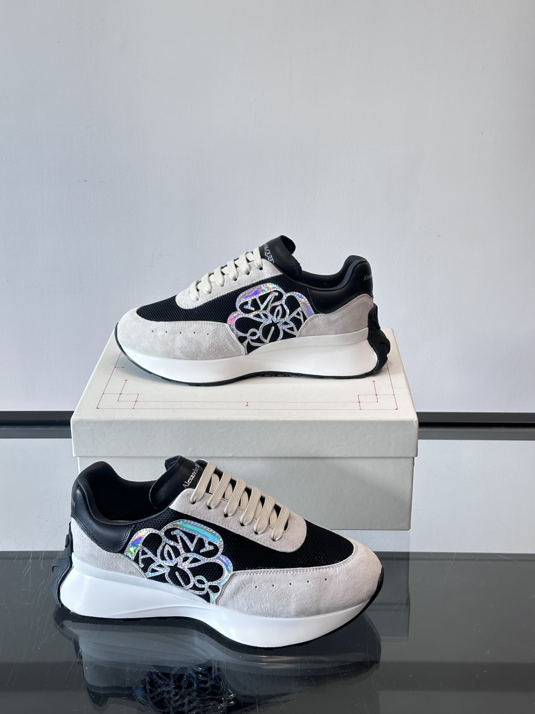 Alexander McQueen SPrint Runner跑鞋采用撞色设计，鞋面融合织物、麂皮和网布