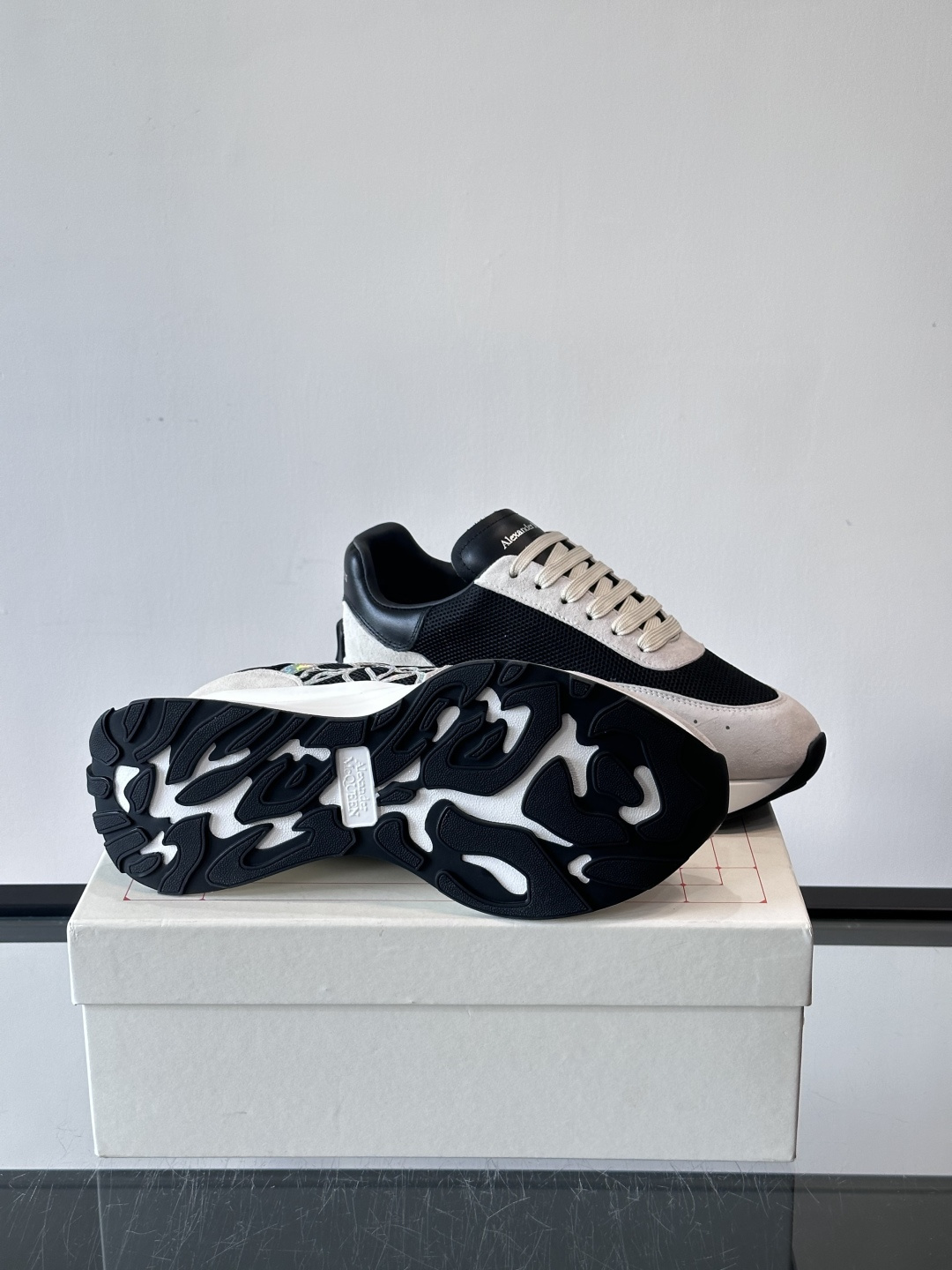 Alexander McQueen SPrint Runner跑鞋采用撞色设计，鞋面融合织物、麂皮和网布