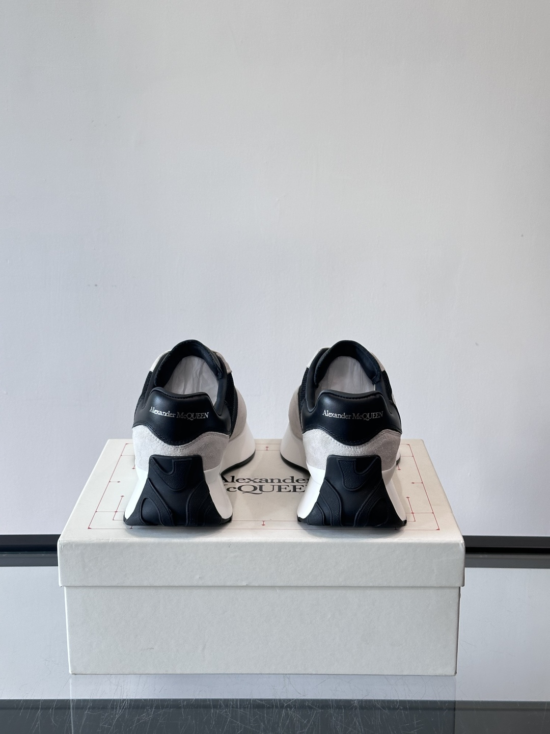 Alexander McQueen SPrint Runner跑鞋采用撞色设计，鞋面融合织物、麂皮和网布