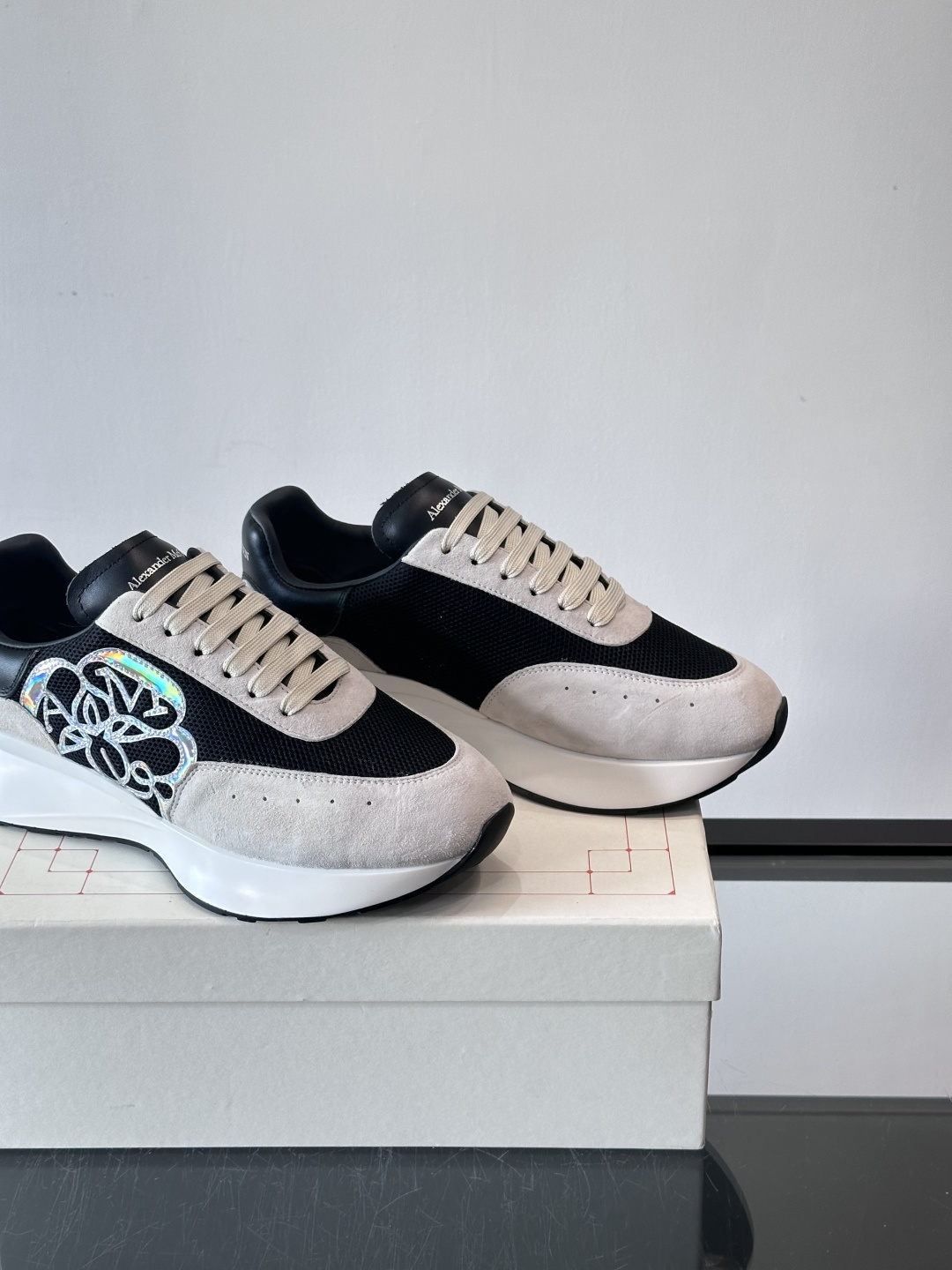 Alexander McQueen SPrint Runner跑鞋采用撞色设计，鞋面融合织物、麂皮和网布