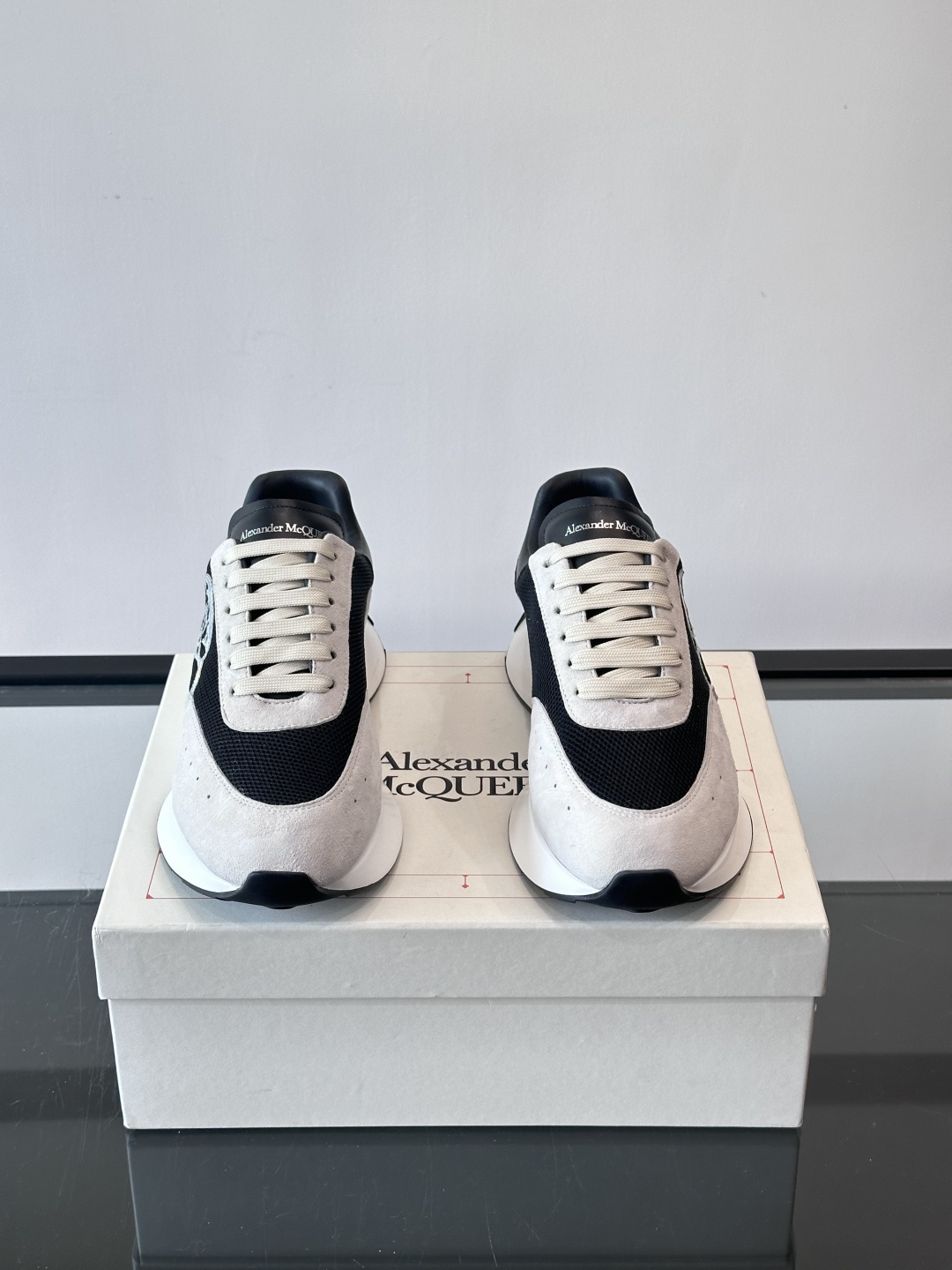 Alexander McQueen SPrint Runner跑鞋采用撞色设计，鞋面融合织物、麂皮和网布