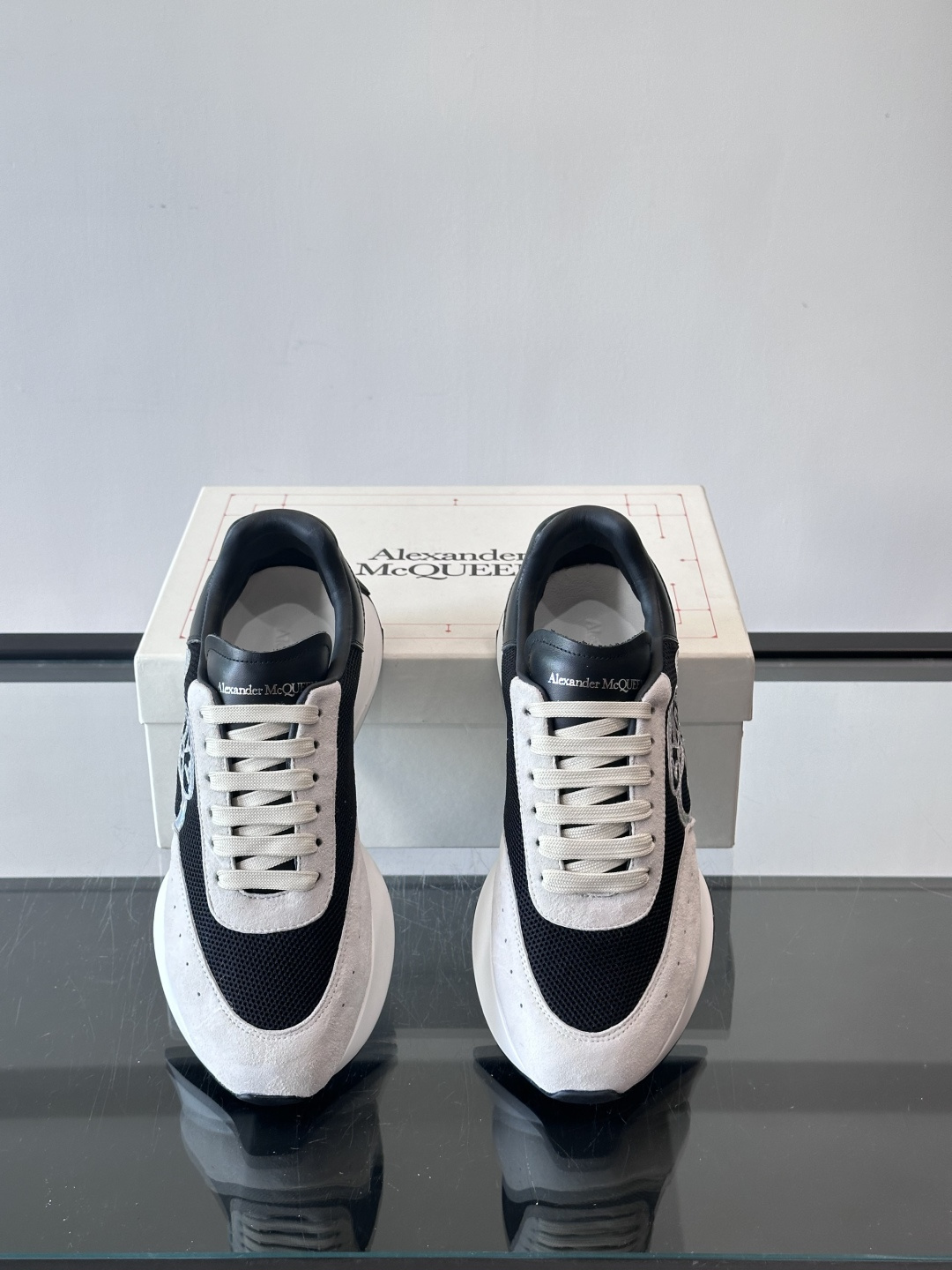 Alexander McQueen SPrint Runner跑鞋采用撞色设计，鞋面融合织物、麂皮和网布